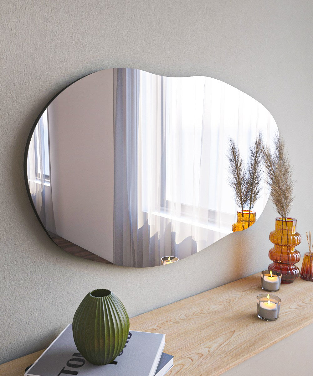 Entdecken Sie den eleganten Lossa Spiegel in Schwarz von Hanah Home. Ideal für jedes Zuhause, vereint er Stil und Funktionalität.