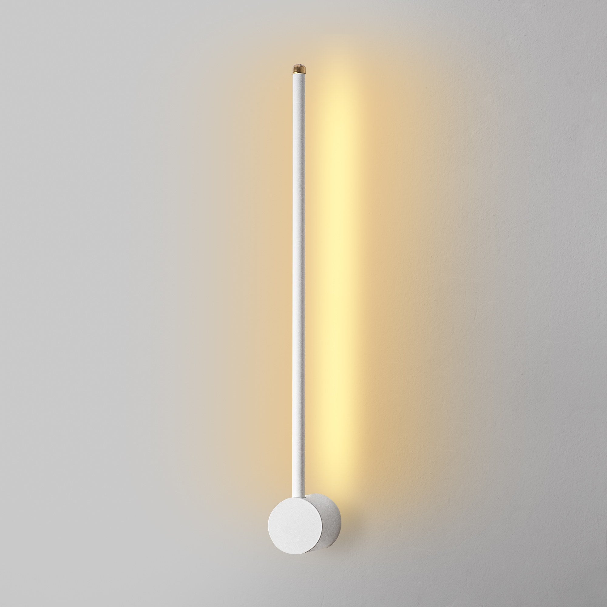 Erhellen Sie Ihr Zuhause mit der stilvollen Sword Wandleuchte von Opviq in Weiß. Ideal für moderne Räume, vereint sie Eleganz und Funktionalität.