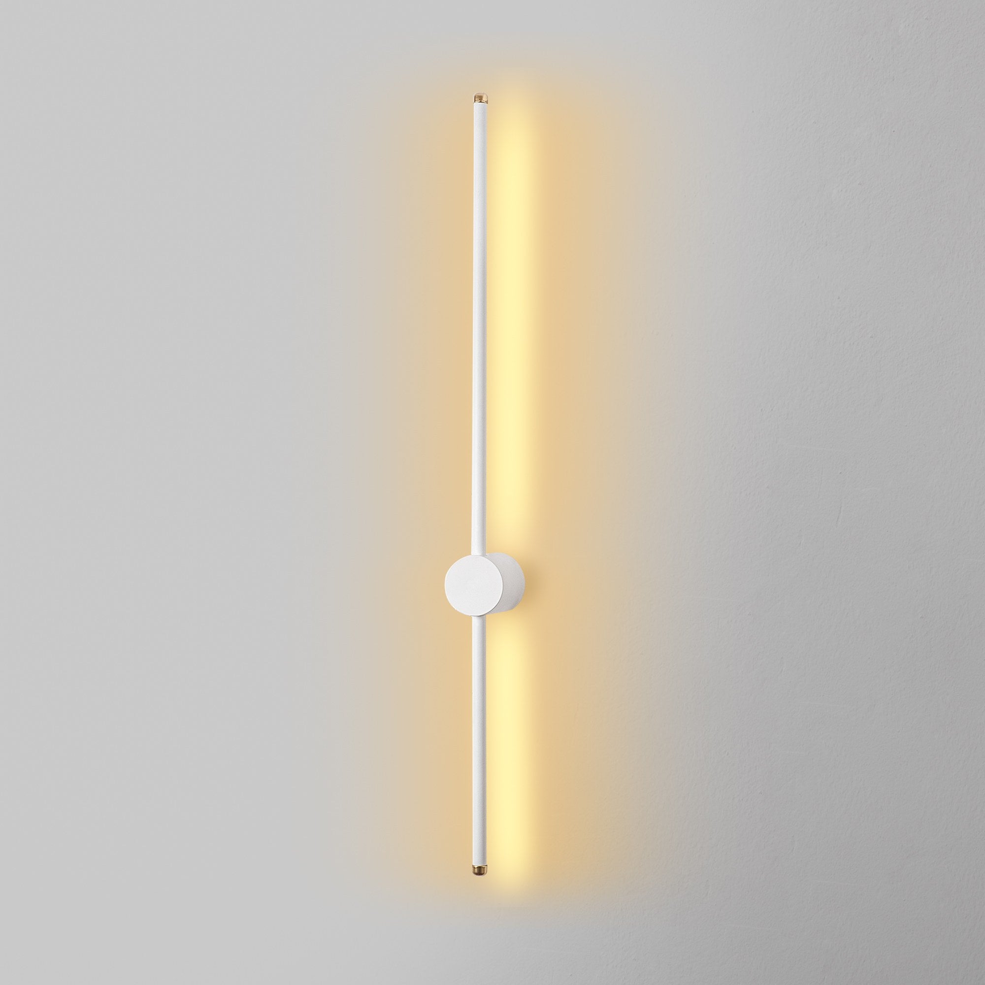 Entdecken Sie die stilvolle Sword Wandleuchte von Opviq in Weiß, die jedem Raum Eleganz verleiht und für eine harmonische Lichtstimmung sorgt.