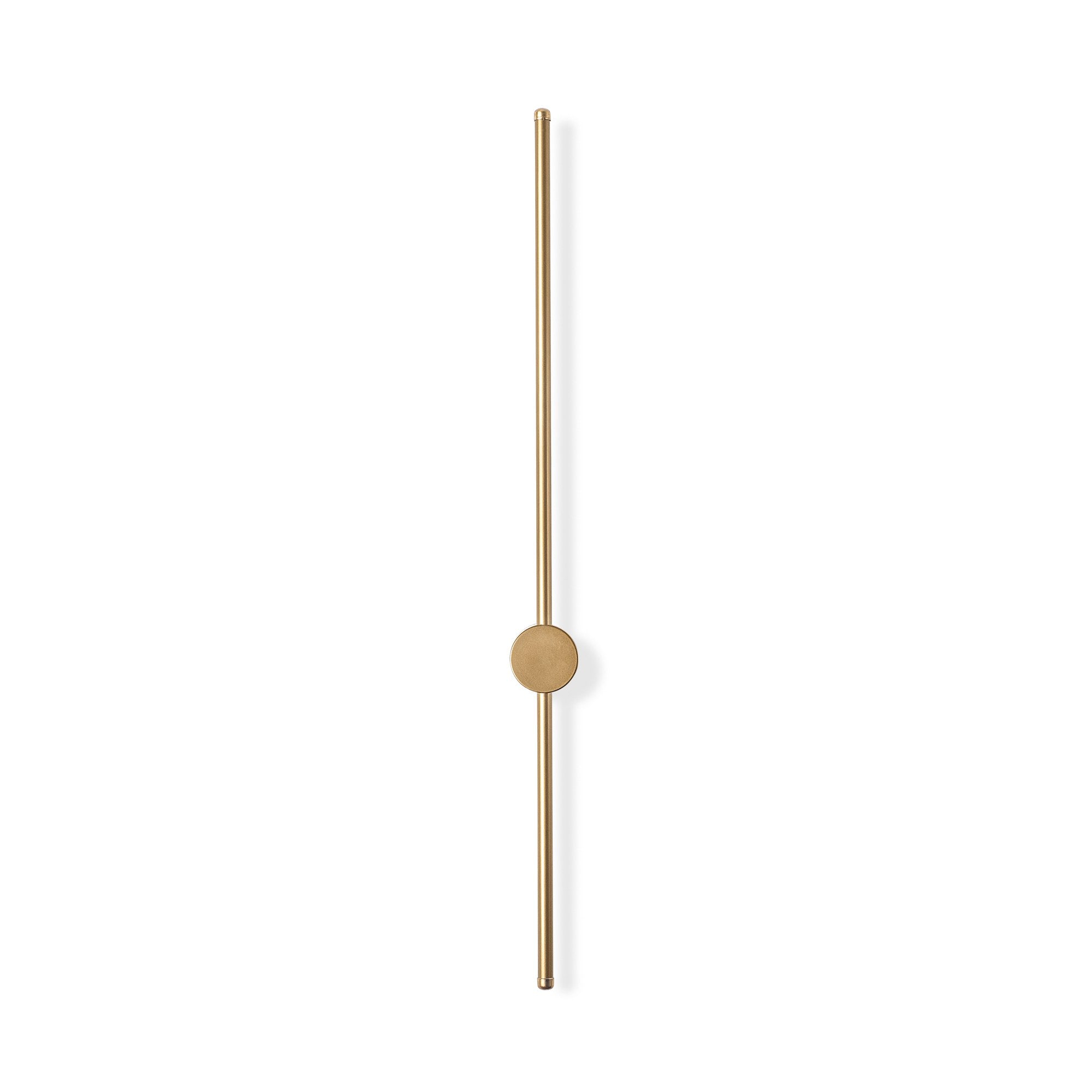 Die Sword Wandleuchte von Opviq besticht durch ihr edles Gold und modernes Design, das jedem Raum eine einladende Eleganz verleiht.