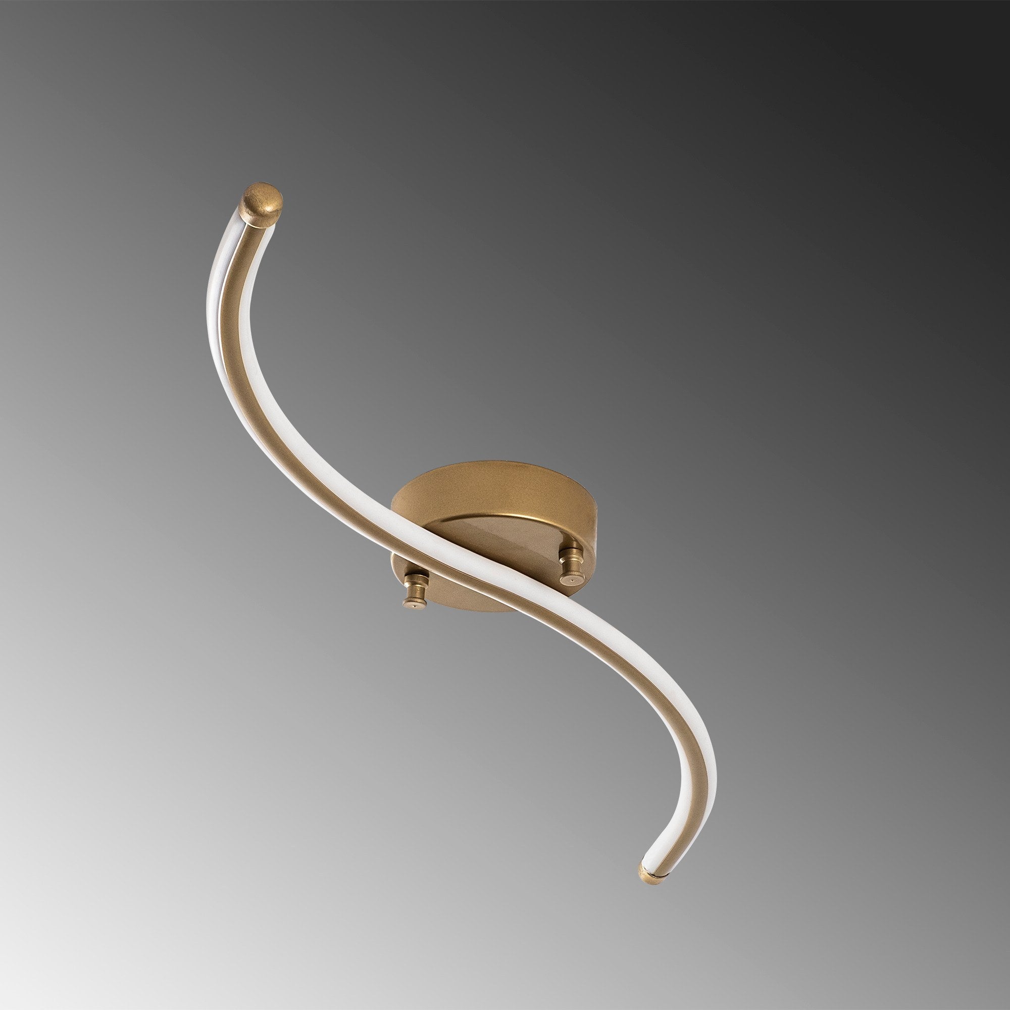 Elegante Yılan Deckenleuchte in edlem Gold von Opviq, die mit ihrem stilvollen Design und warmem Licht eine luxuriöse Atmosphäre schafft.