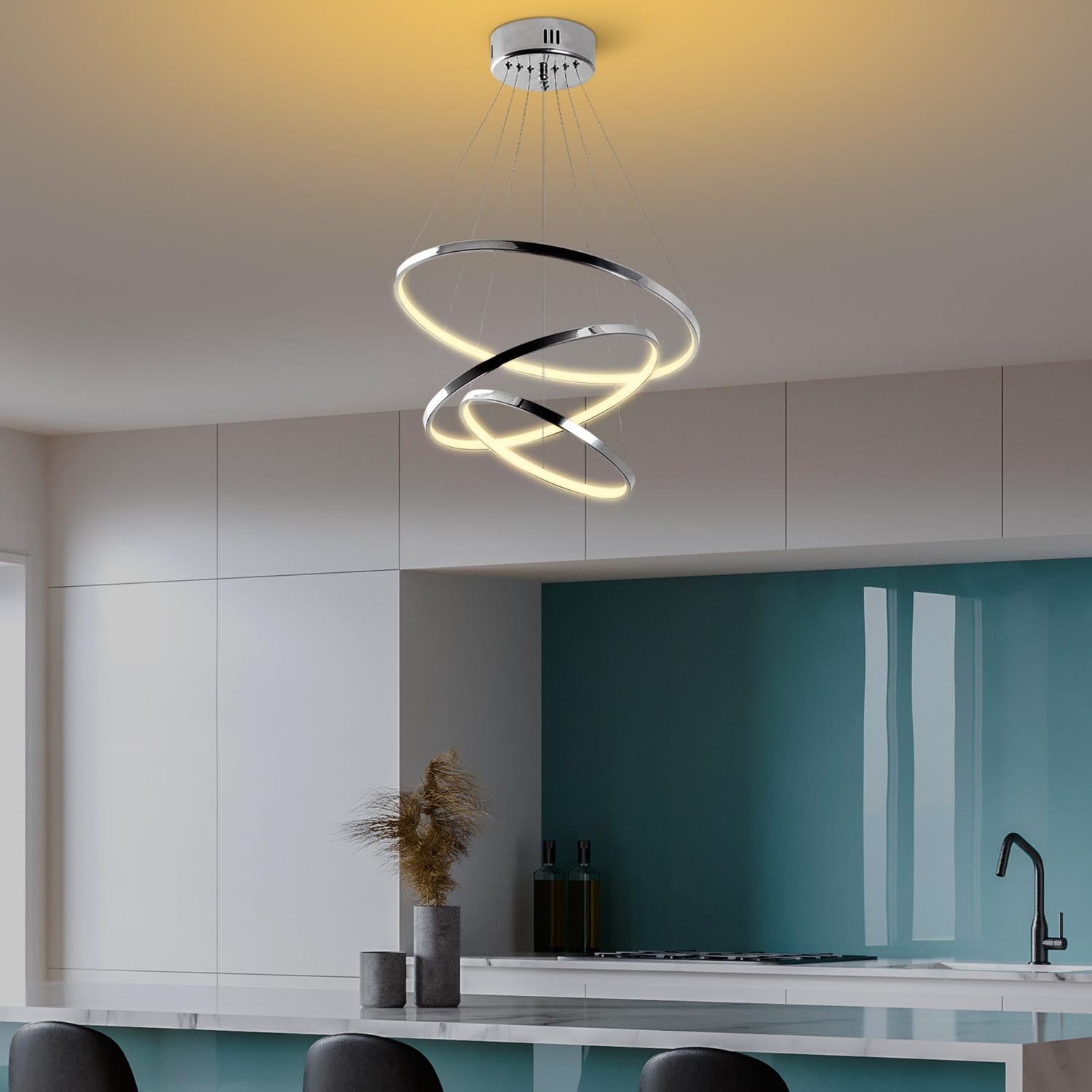 Entdecken Sie die elegante Simit Deckenleuchte in Chrom von Opviq. Ein stilvoller Blickfang für jedes Zuhause, der Licht und Raffinesse vereint.
