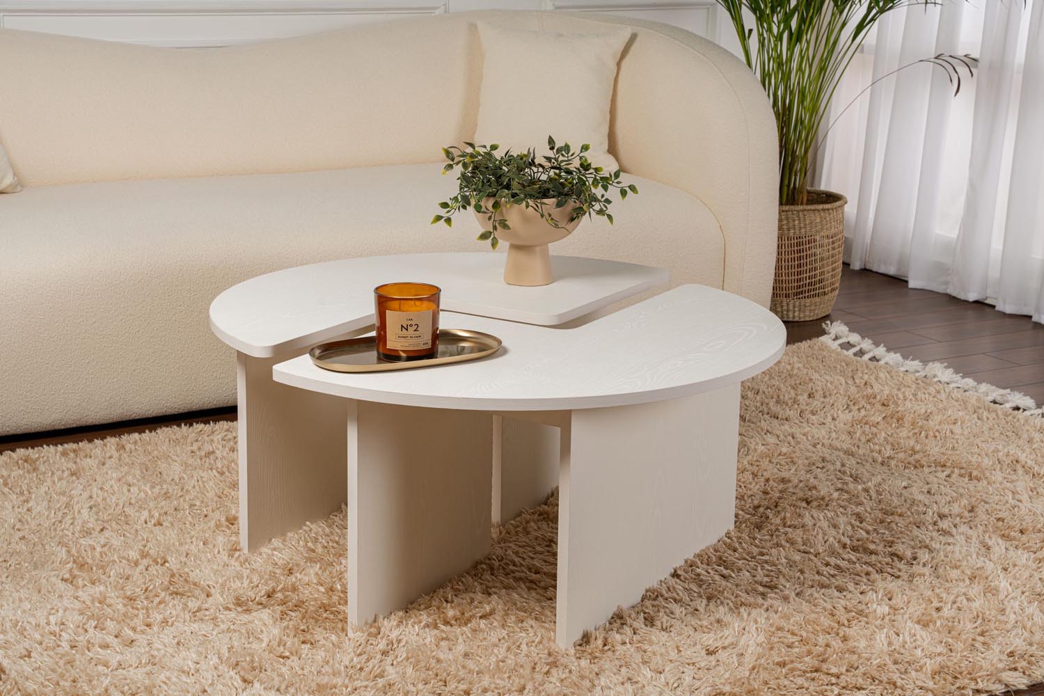 Entdecken Sie den eleganten Moira Sofatisch in Holz Weiß von Nordure. Ideal für stilvolle Wohnzimmergestaltung und langlebige Qualität.