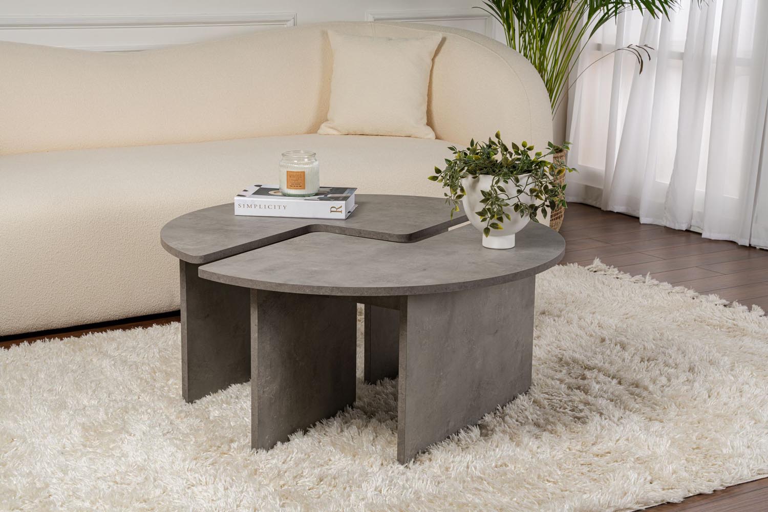 Entdecken Sie den stilvollen Moira Sofatisch in Beton Grau von Nordure – ein elegantes Möbelstück, das Ihren Wohnraum aufwertet.