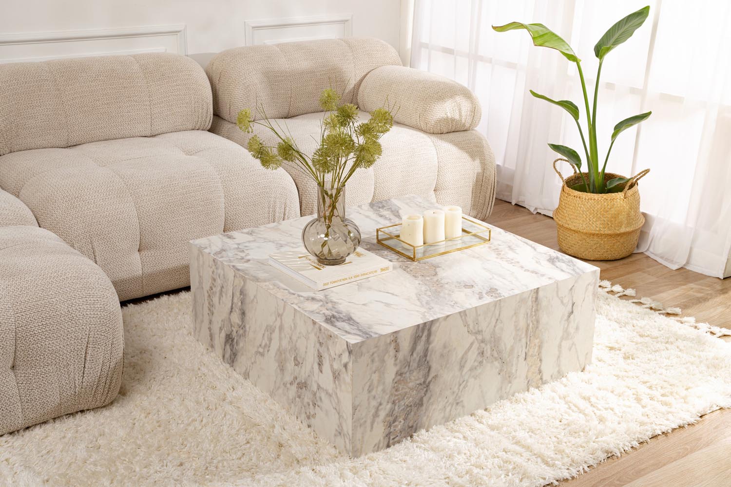 Entdecken Sie den eleganten Prizma Sofatisch in Freesia-Marmor von Nordure – die perfekte Kombination aus Stil und Funktionalität für Ihr Zuhause.