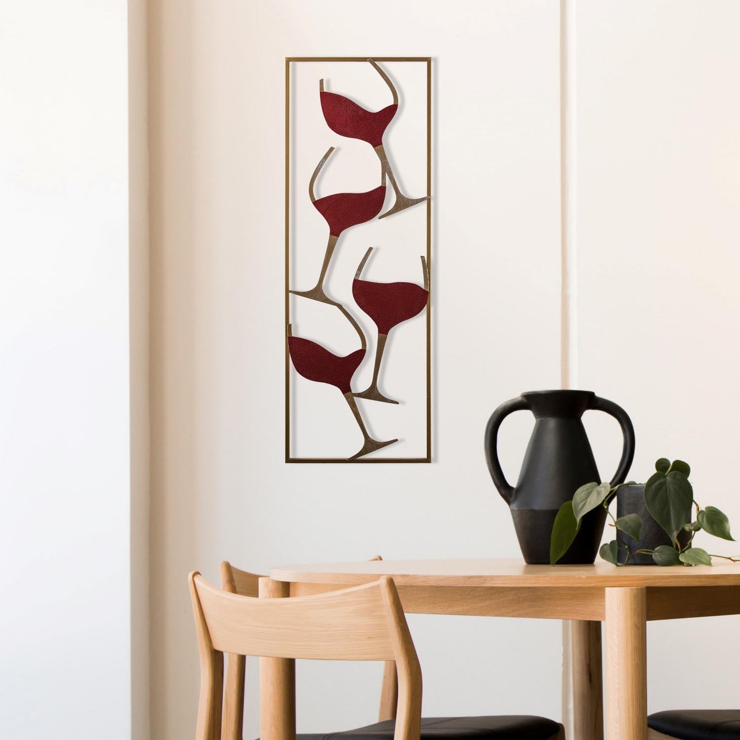 Entdecken Sie die stilvolle Wanddeko "Wine - 2" von Wallity in Mehrfarbig. Verleihen Sie Ihrem Raum Eleganz und Charme mit diesem hochwertigen Metall-Accessoire.
