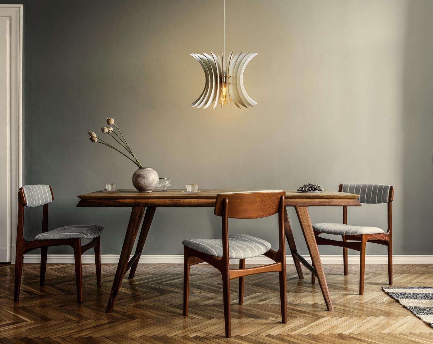 Entdecken Sie die elegante Pendelleuchte 148 von Opviq in Weiß. Ideal für stilvolle Räume, vereint sie modernes Design mit Funktionalität.