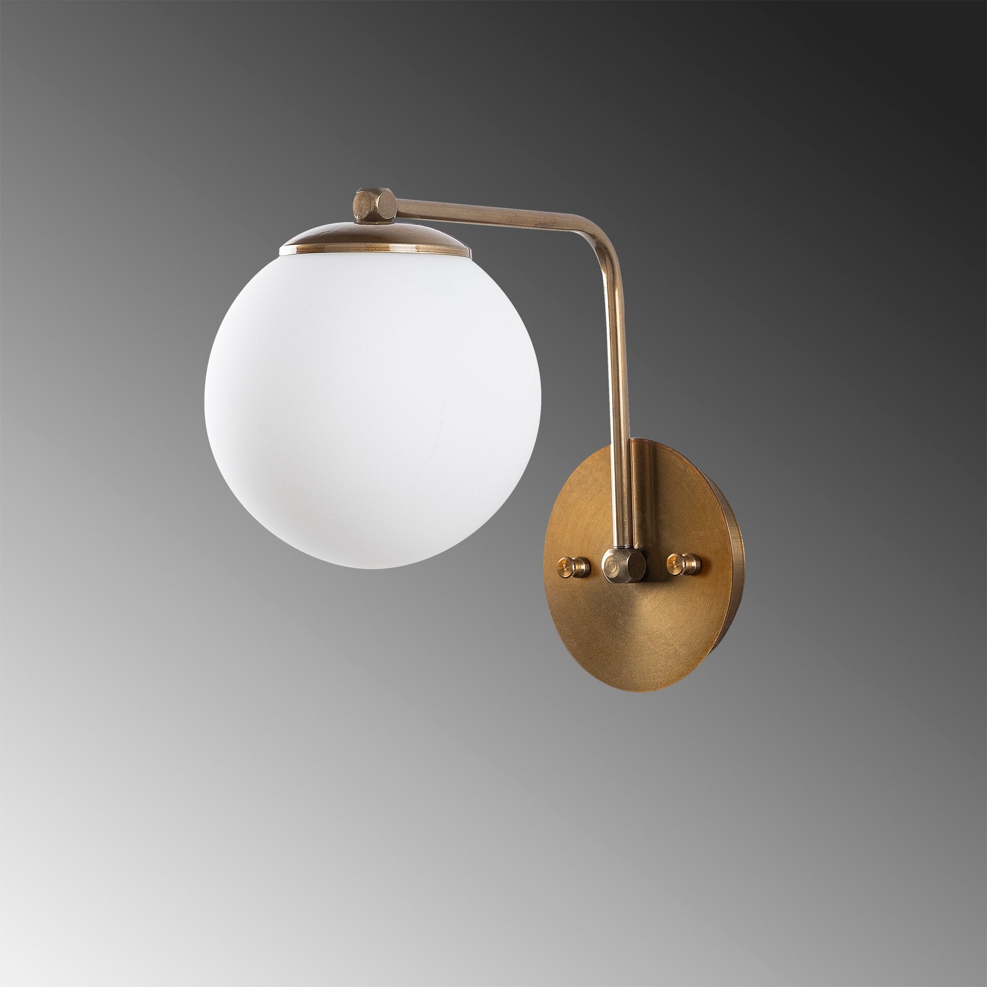 Verleihen Sie Ihrem Zuhause mit der goldenen Daisy Wandleuchte von Opviq einen Hauch von Luxus. Ihr skandinavisches Design und sanftes Licht schaffen eine einladende Stimmung.