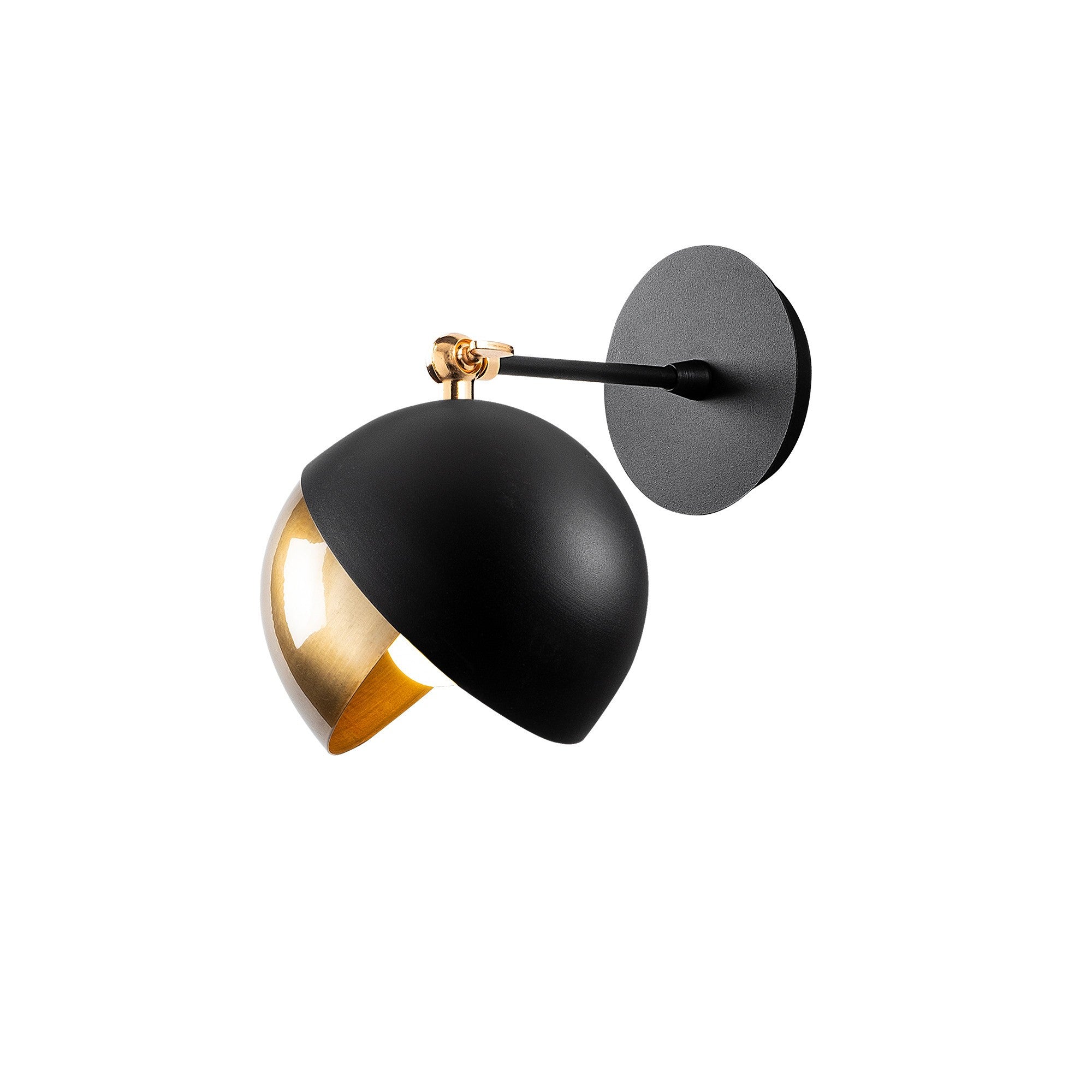 Verleihen Sie Ihrem Zuhause mit der Berceste Wandleuchte in Schwarz Gold von Opviq einen Hauch von skandinavischem Glamour und Eleganz.