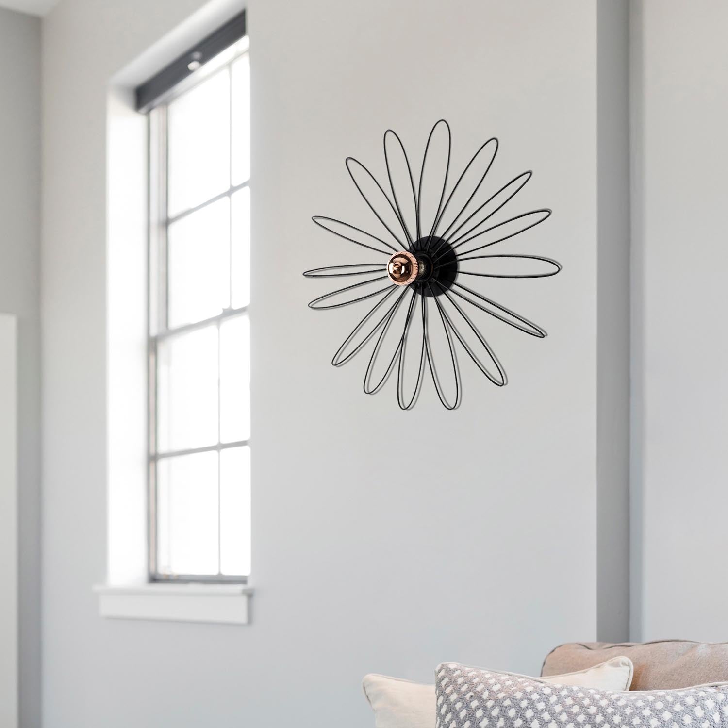 Entdecken Sie die elegante Blumen-Wandleuchte in Schwarz von Opviq. Ihr zeitloses Design und sanftes Licht verwandeln jeden Raum in eine stilvolle Oase.