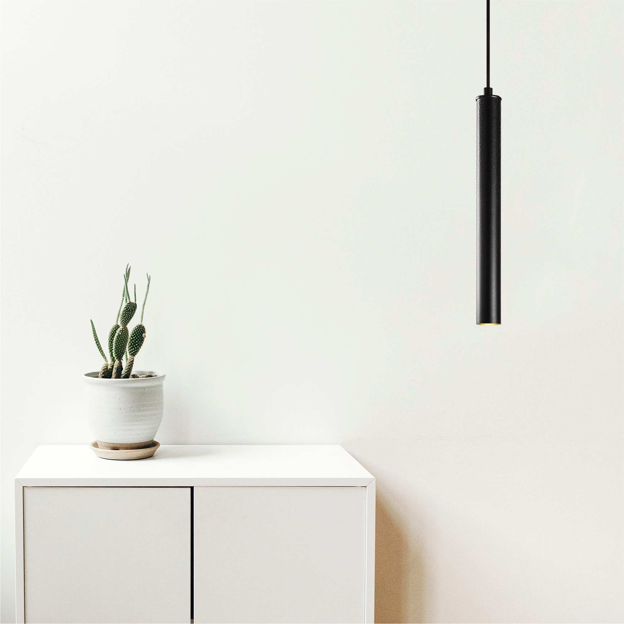 Entdecken Sie die elegante schwarze Pendelleuchte von Opviq, die Ihrem Raum mit ihrem modernen Design und verstellbarer Höhe einen Hauch von Raffinesse verleiht.