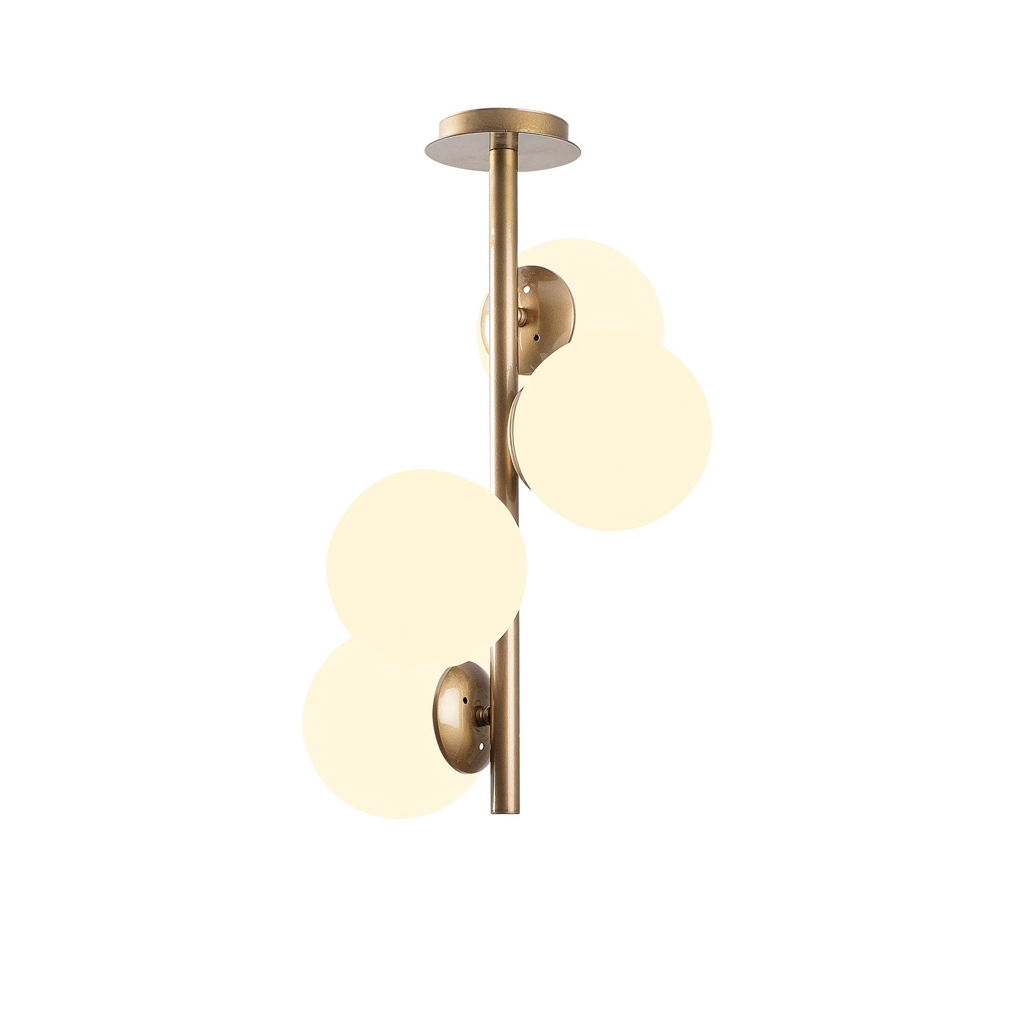 Erleben Sie die Faze Pendelleuchte von Opviq in Gold – ein stilvoller Kronleuchter, der mit seinem eleganten Design und warmem Licht jeden Raum aufwertet.