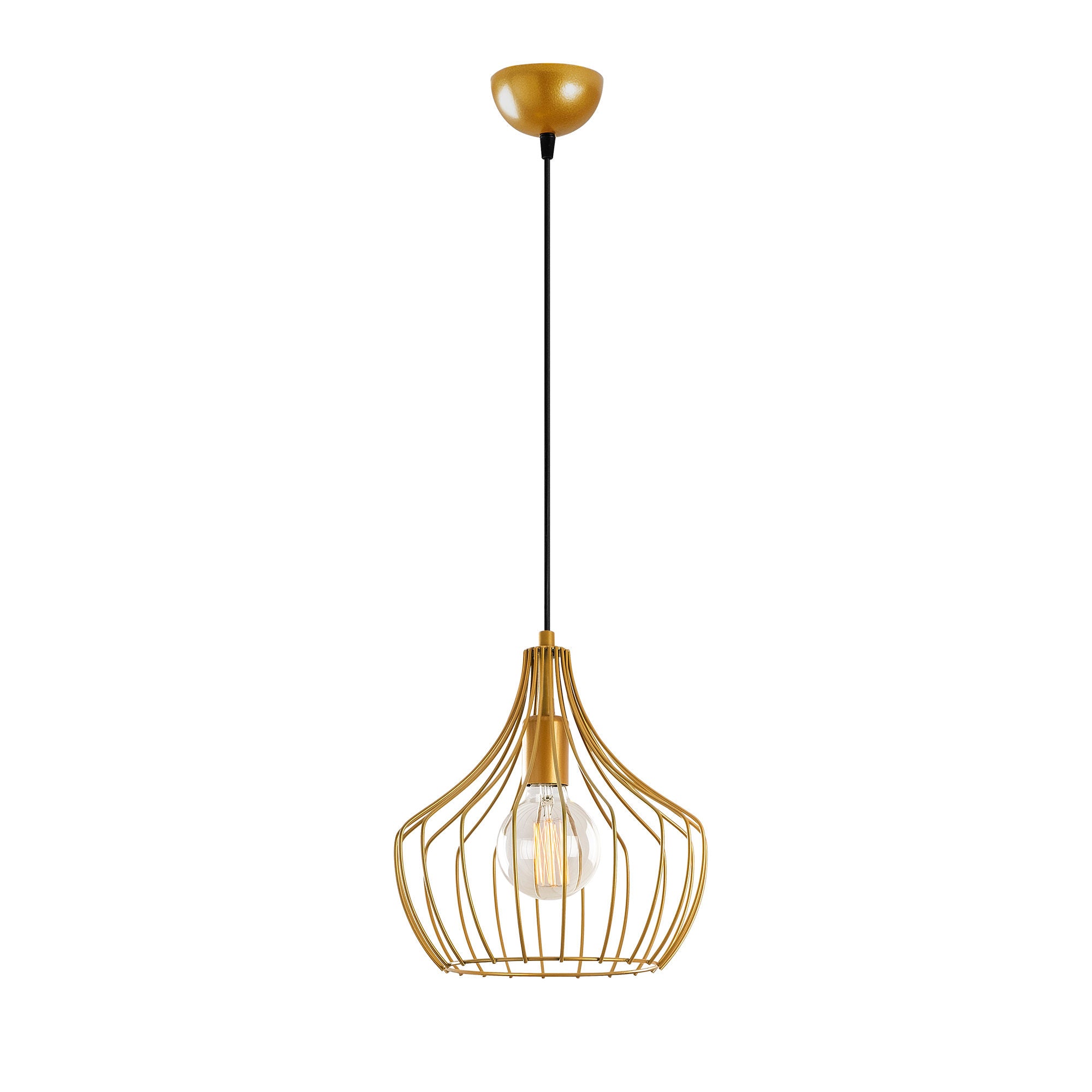 Verleihen Sie Ihrem Zuhause mit der Mezopotamya Pendelleuchte von Opviq einen Hauch von Luxus. Diese goldene Leuchte ist der perfekte Akzent für moderne Räume.