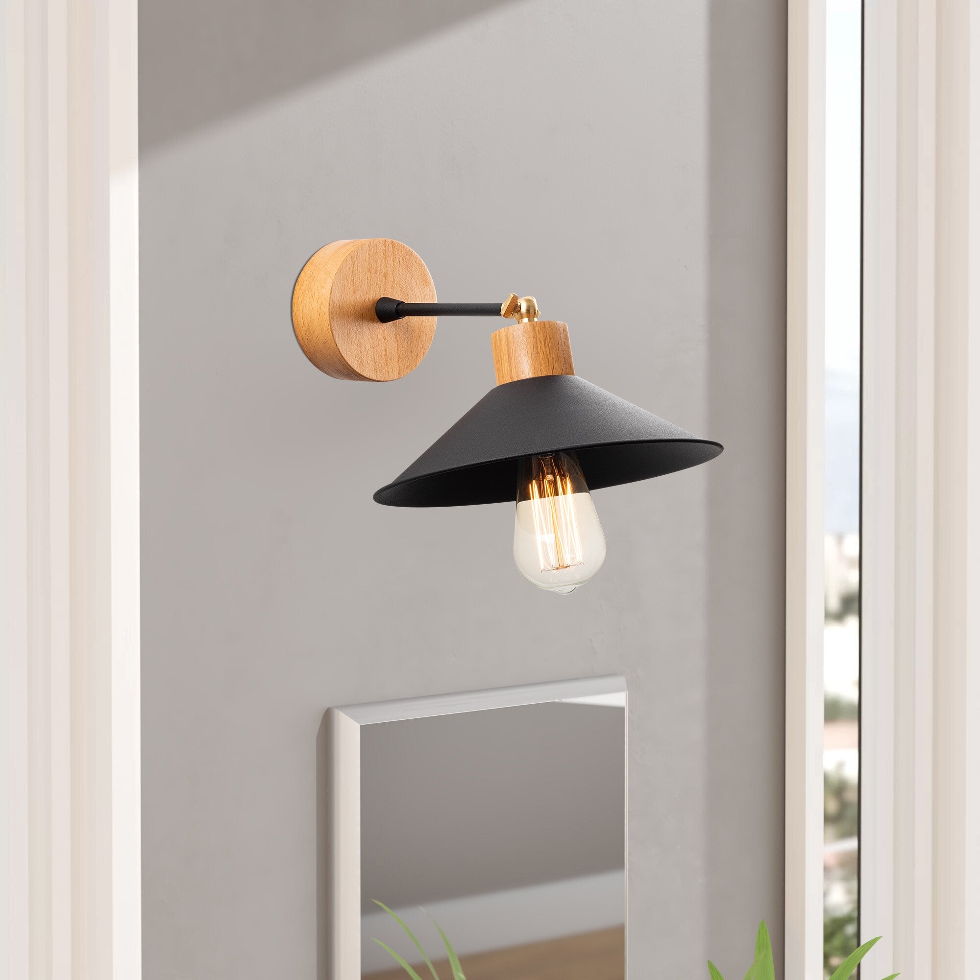 Entdecken Sie die elegante Manavgat Wandleuchte in schwarzer Eiche von Opviq. Perfekte Kombination aus modernem Design und warmem Licht für Ihr Zuhause.