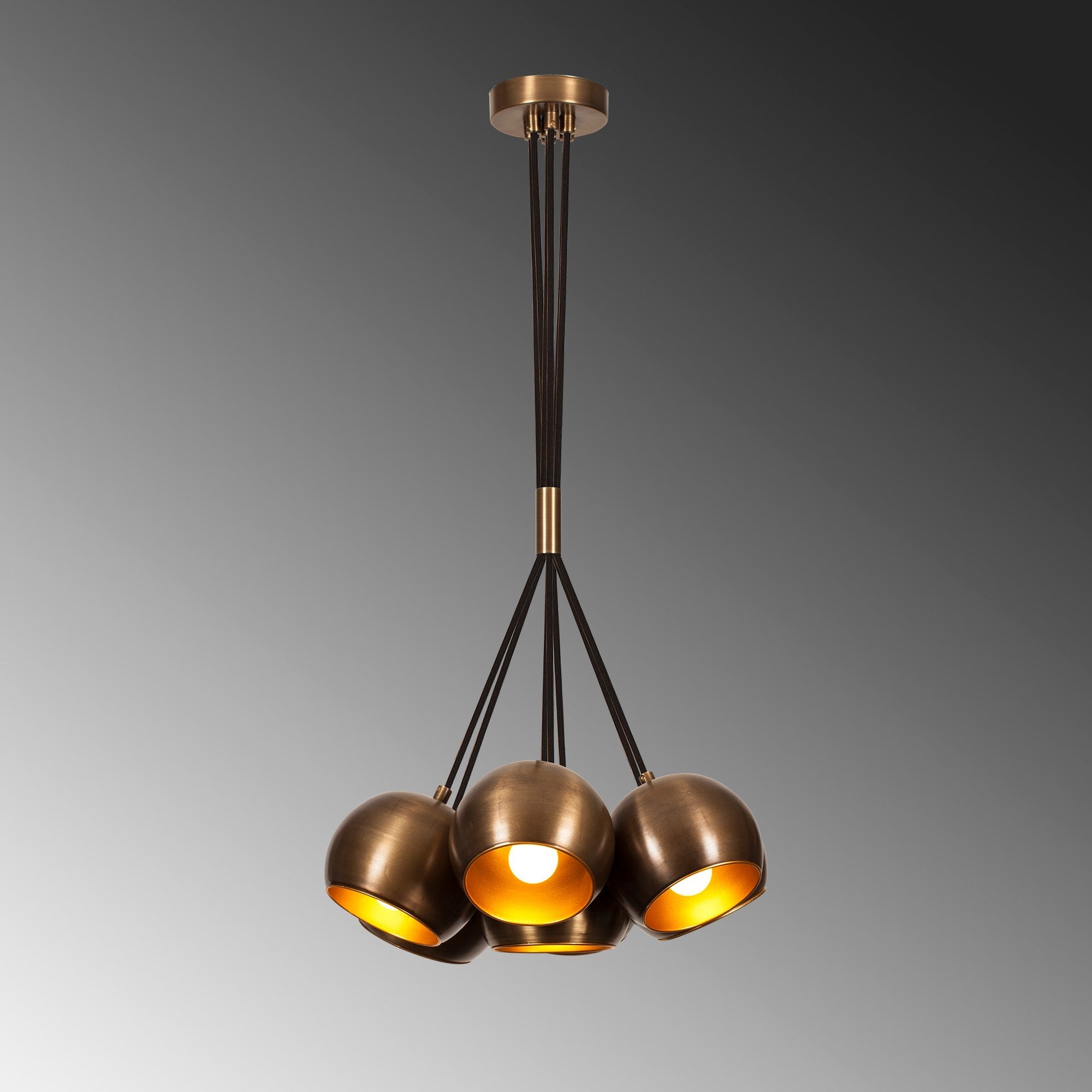 Erleben Sie die Sivani Pendelleuchte von Opviq – ein eleganter Vintage-Kronleuchter, der mit seinem einzigartigen Design und der warmen Kupfer-Oberfläche jeden Raum in ein stilvolles Ambiente verwandelt.
