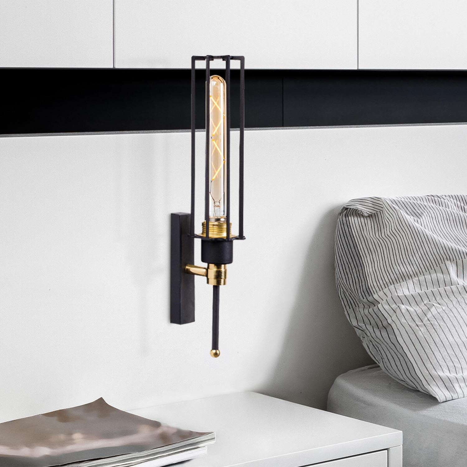 Entdecken Sie die elegante Fellini Wandleuchte in Schwarz Gold von Opviq. Perfekt für stilvolle Akzente in jedem Raum.