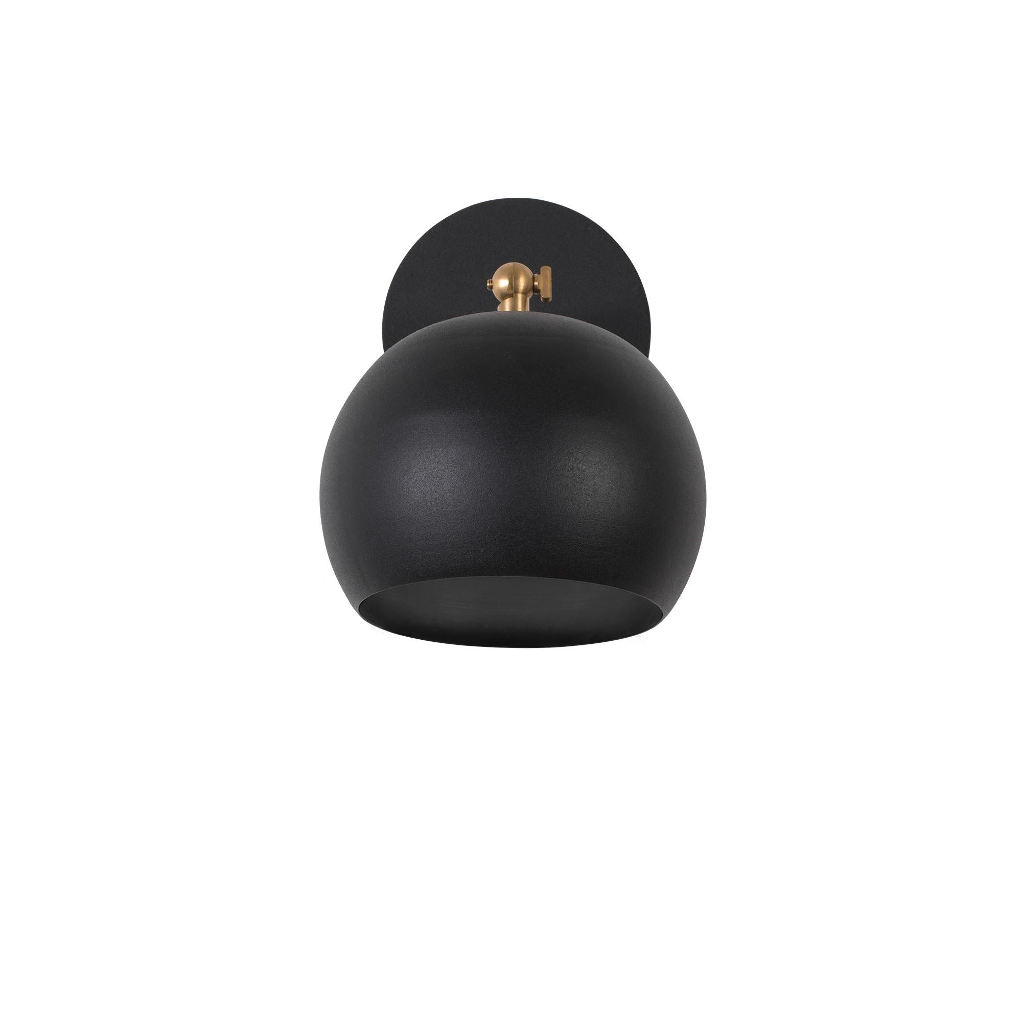 Verleihen Sie Ihrem Zuhause mit der Sivani Wandleuchte in Schwarz von Opviq einen Hauch von Eleganz und modernem Industrie-Design. Perfekt für jeden Raum!