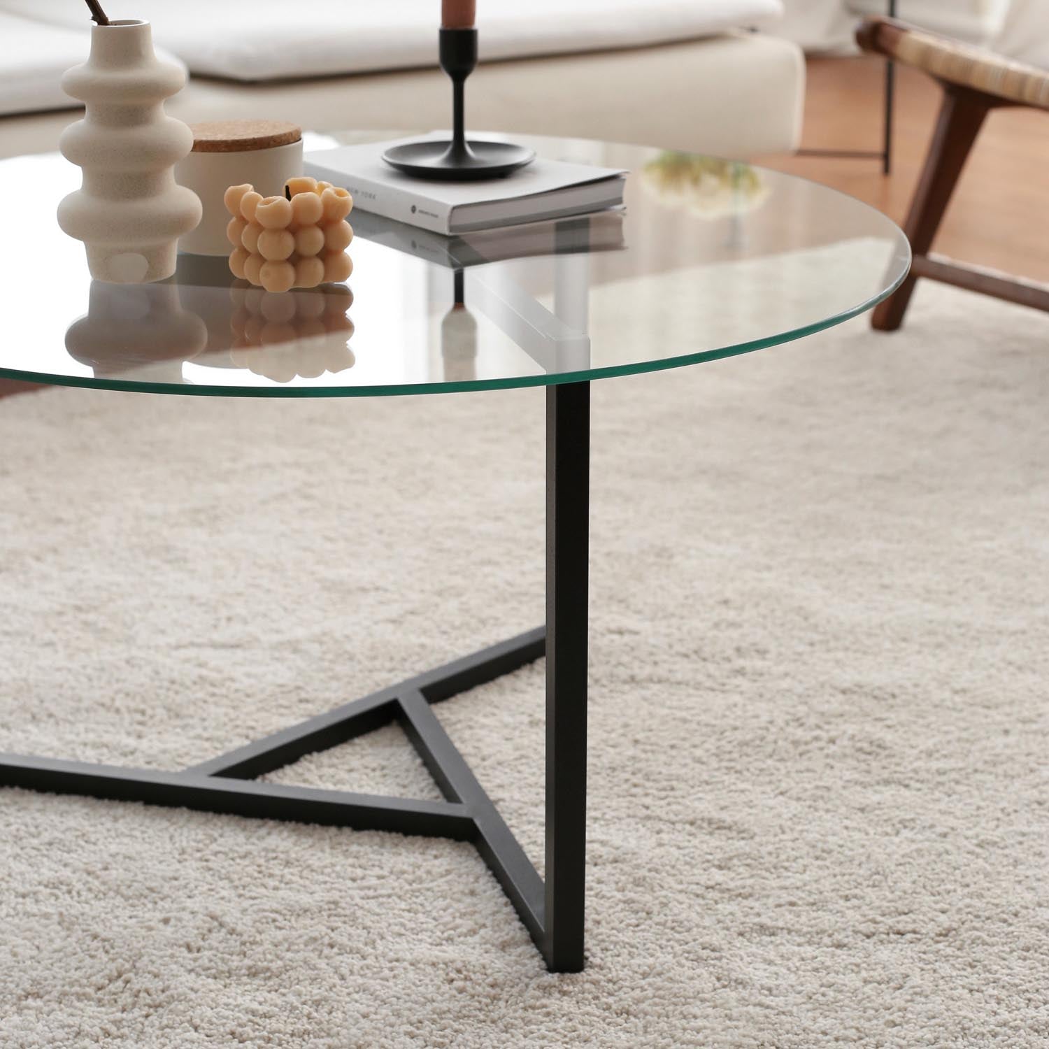 Entdecken Sie den Trio Sofatisch von Hanah Home – ein moderner Couchtisch aus gehärtetem Glas und robustem Metall, der Eleganz und Funktionalität vereint.