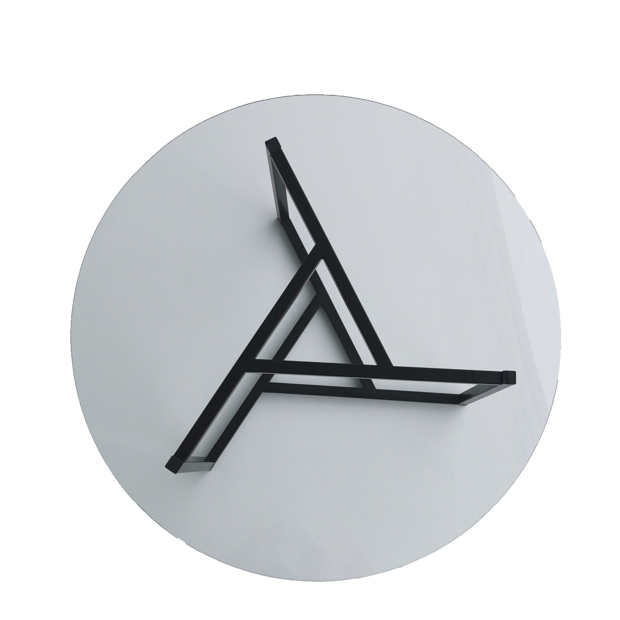 Erleben Sie den Trio Sofatisch von Hanah Home – ein stilvoller Couchtisch aus transparentem Glas und schwarzem Metall, der Eleganz und Funktionalität vereint.