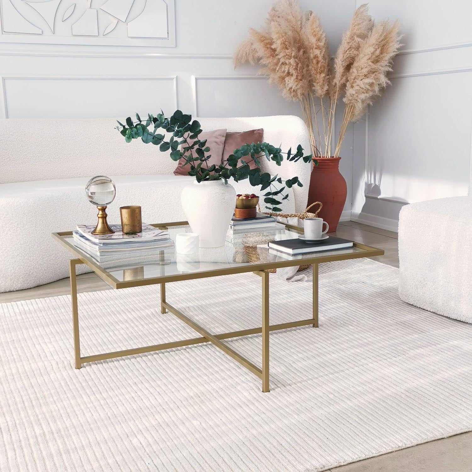 Moderner Sun S411 Couchtisch in Gold von Hanah Home, kombiniert edles Design mit robustem Glas und eleganten Metallbeinen für jeden Wohnraum.