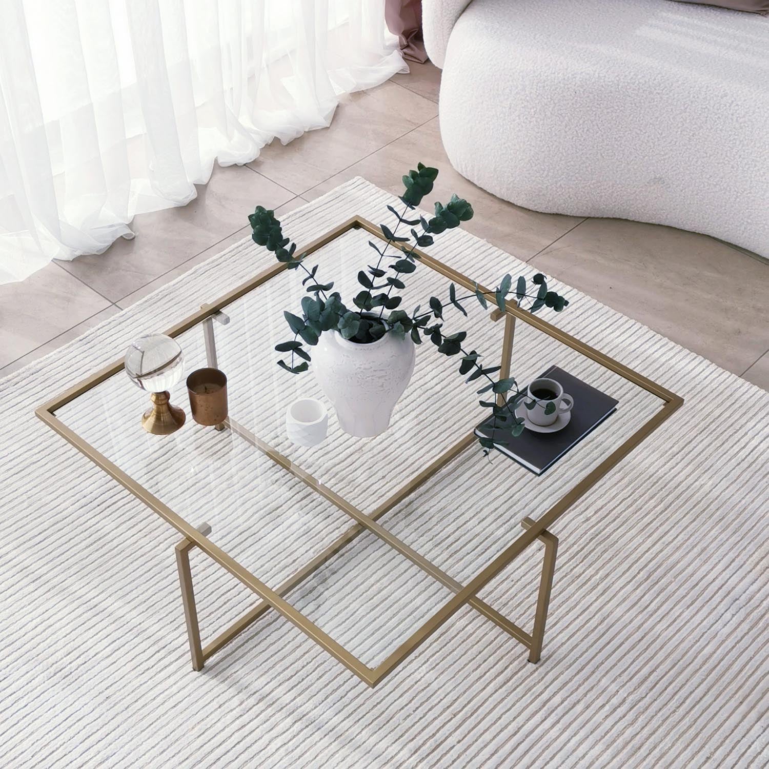 Eleganter Sun S411 Sofatisch in Gold von Hanah Home, ideal für stilvolle Wohnräume, mit hochwertigem Glas und stabilen Metallbeinen.