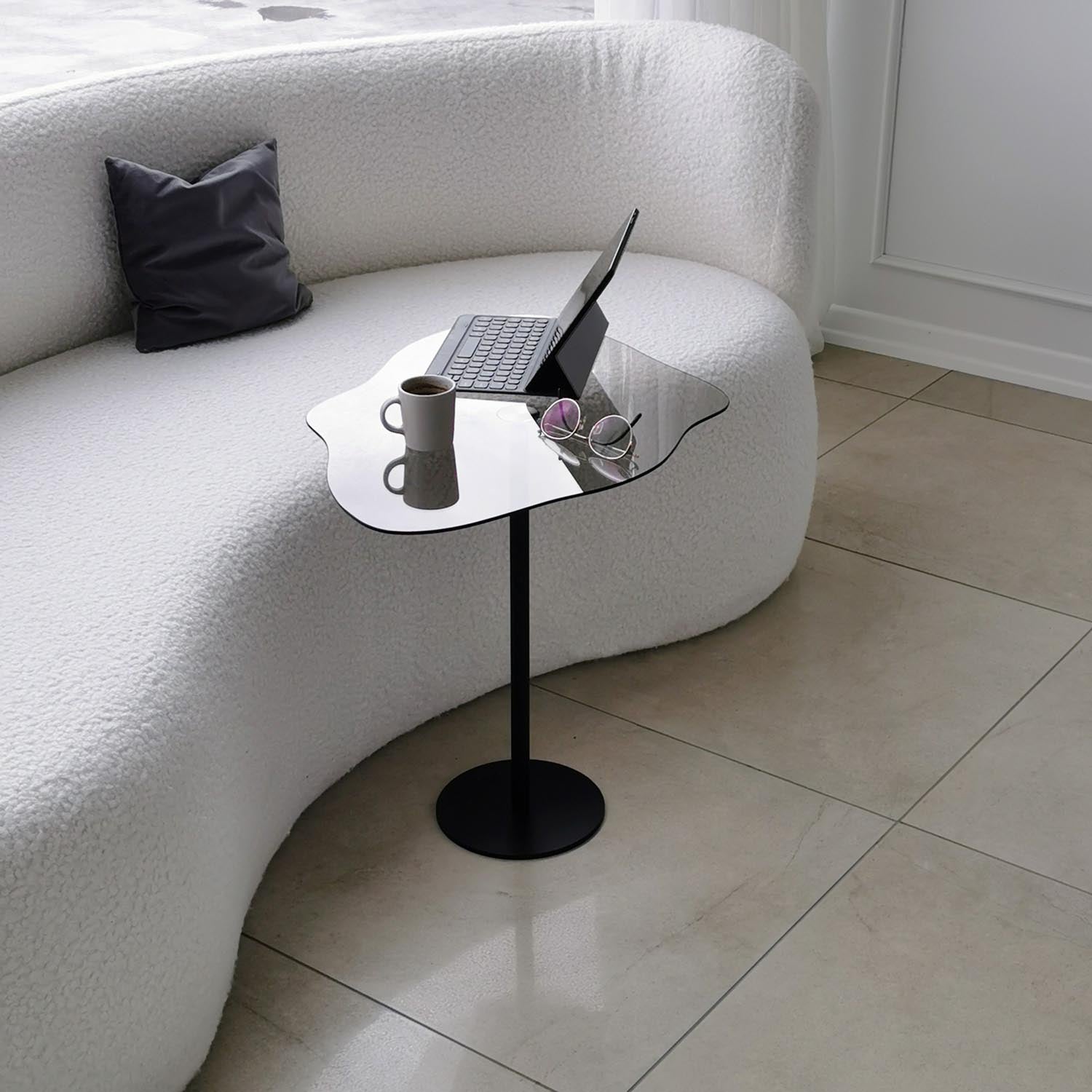 Schwarzer Dior Sofatisch von Hanah Home: Robustes Glas, moderner Metallrahmen, hygienisch und leicht montierbar – ideal für jedes Zuhause.