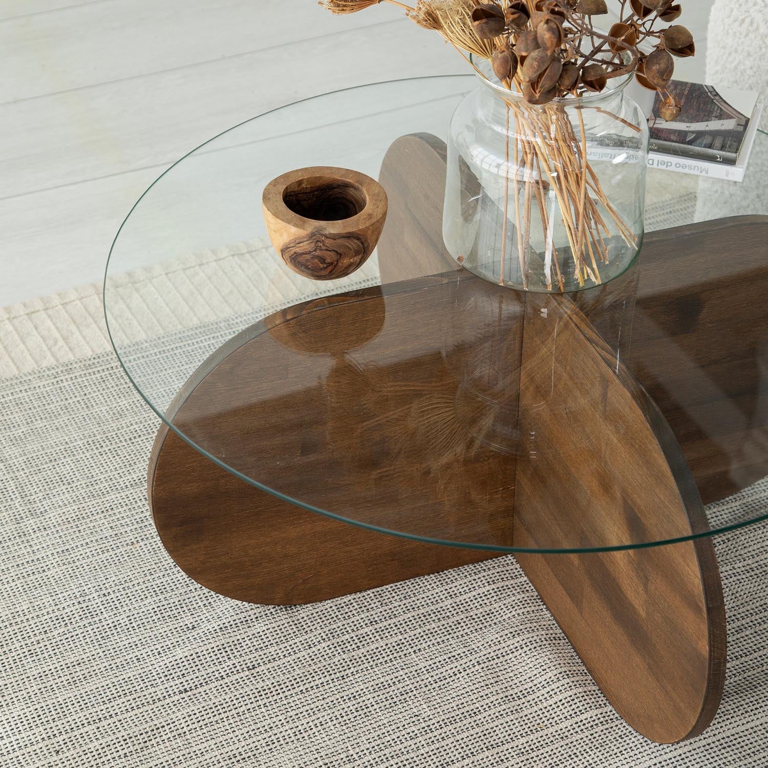 Moderner Bubble Wood Sofatisch in Walnuss-Optik von Hanah Home. Ideal für stilvolle Wohnräume und gemütliche Abende.