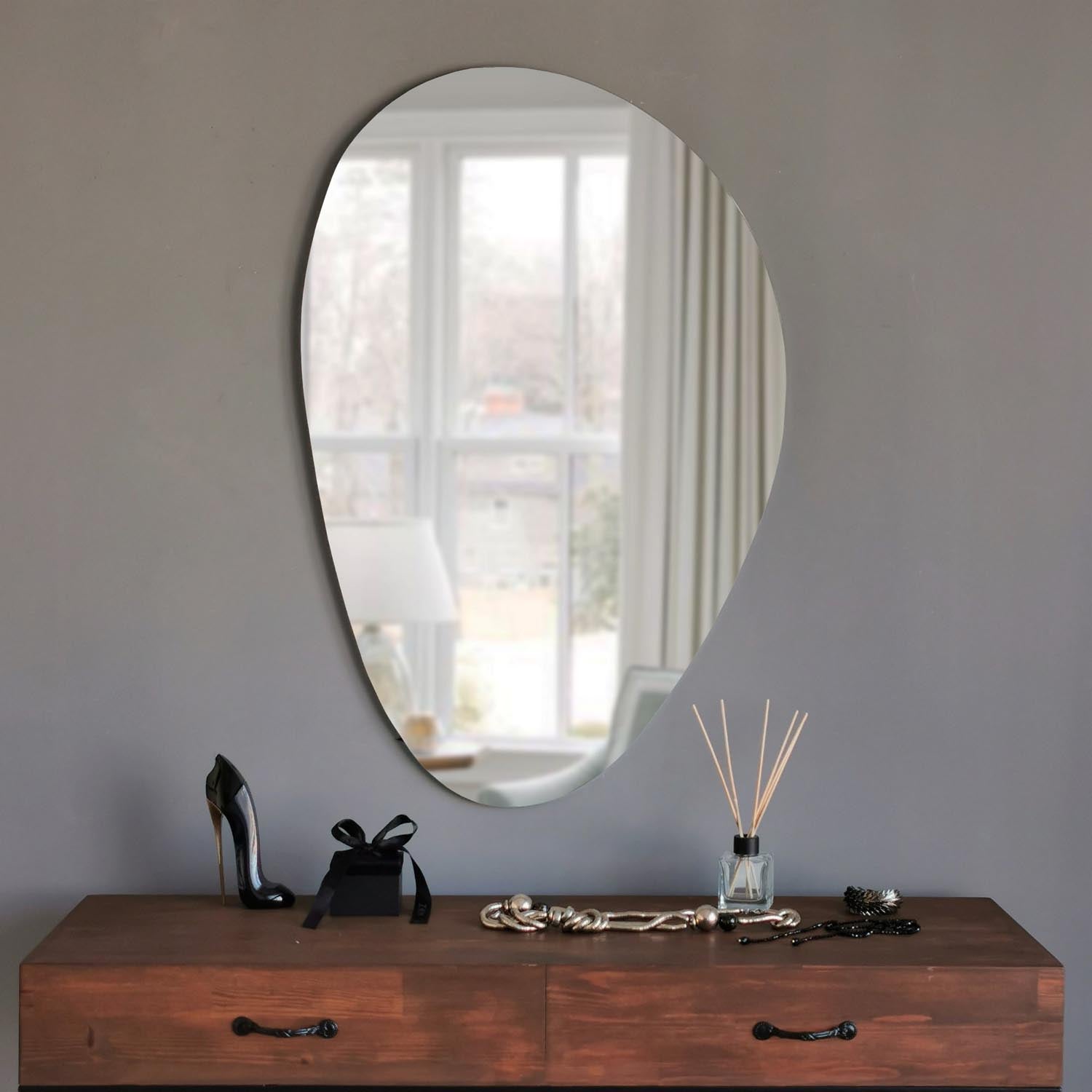 Verleihen Sie Ihrem Raum mit dem Porto Ayna Spiegel (90x60 cm) von Hanah Home in Weiß einen modernen Akzent – ideal für jedes Dekor.