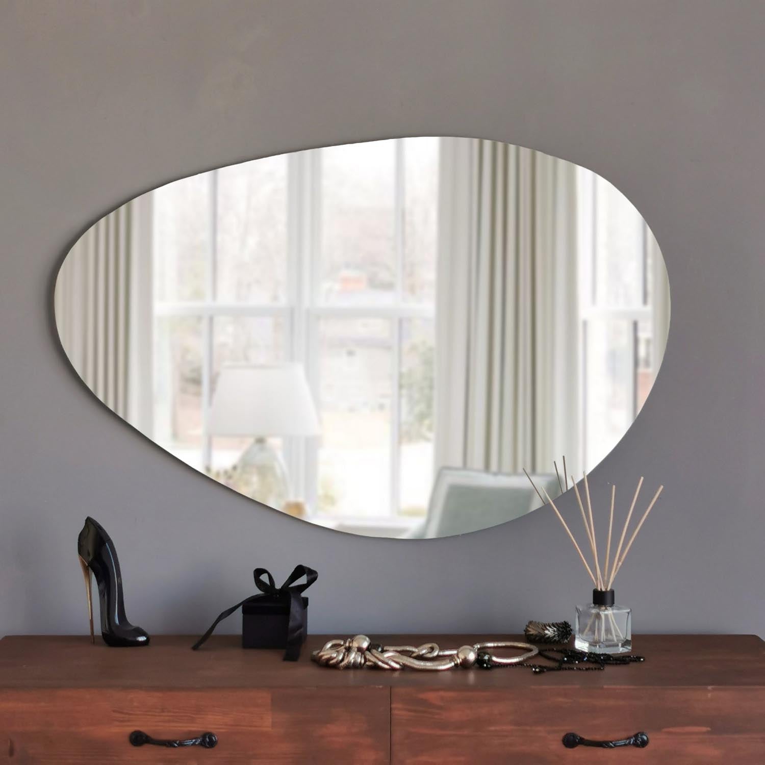 Verleihen Sie Ihrem Raum mit dem Porto Ayna Spiegel (90x60 cm) in Weiß von Hanah Home einen modernen Akzent – ideal für stilvolle Wohnräume.