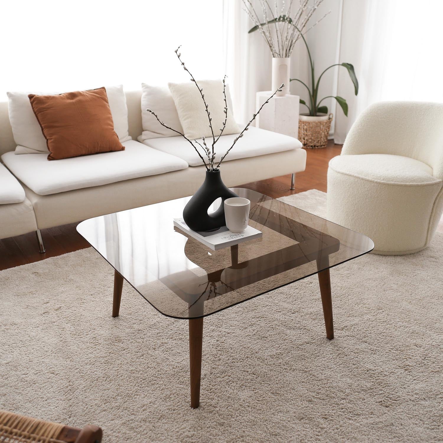 Entdecken Sie den eleganten Smart Sofatisch in Bronze von Hanah Home. Aus massivem Kiefernholz und gehärtetem Glas gefertigt, vereint er Stil und Langlebigkeit.