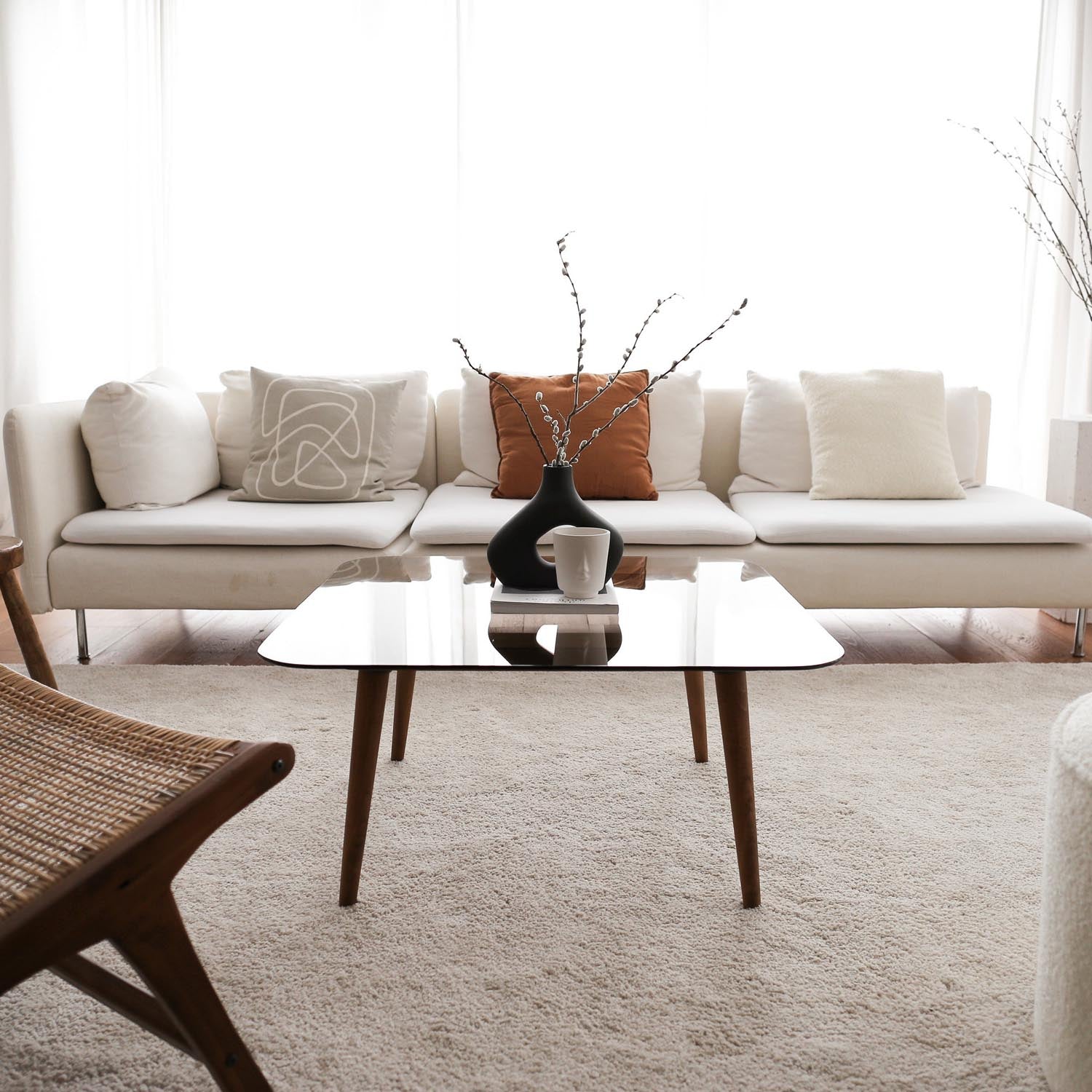 Entdecken Sie den Smart Sofatisch in Bronze von Hanah Home – ein elegantes Möbelstück aus massivem Kiefernholz und gehärtetem Glas, das jedem Raum Stil verleiht.