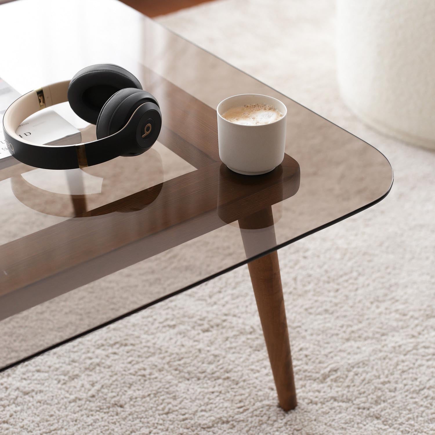 Verleihen Sie Ihrem Wohnzimmer mit dem Smart Sofatisch in Bronze von Hanah Home einen Hauch von Eleganz. Aus massivem Kiefernholz und robustem Glas gefertigt, ist er der perfekte Mittelpunkt für jeden Raum.