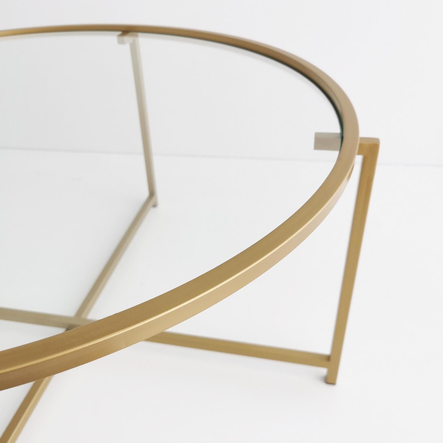 Erleben Sie den Gold Sun S404 Sofatisch von Hanah Home – ein luxuriöser Couchtisch aus robustem Glas und Metall, der jedem Raum Glamour verleiht.