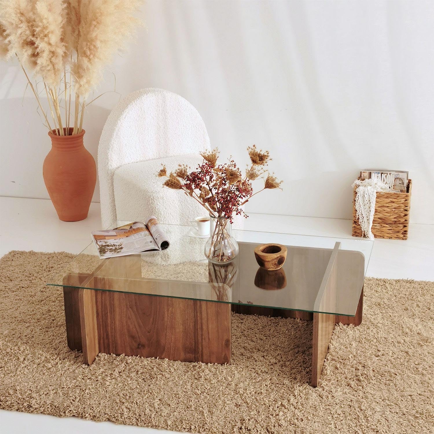 Eleganter Escape Sofatisch in Walnuss von Hanah Home: Hochwertige Materialien und modernes Design vereinen sich für stilvolle Akzente in jedem Wohnraum.