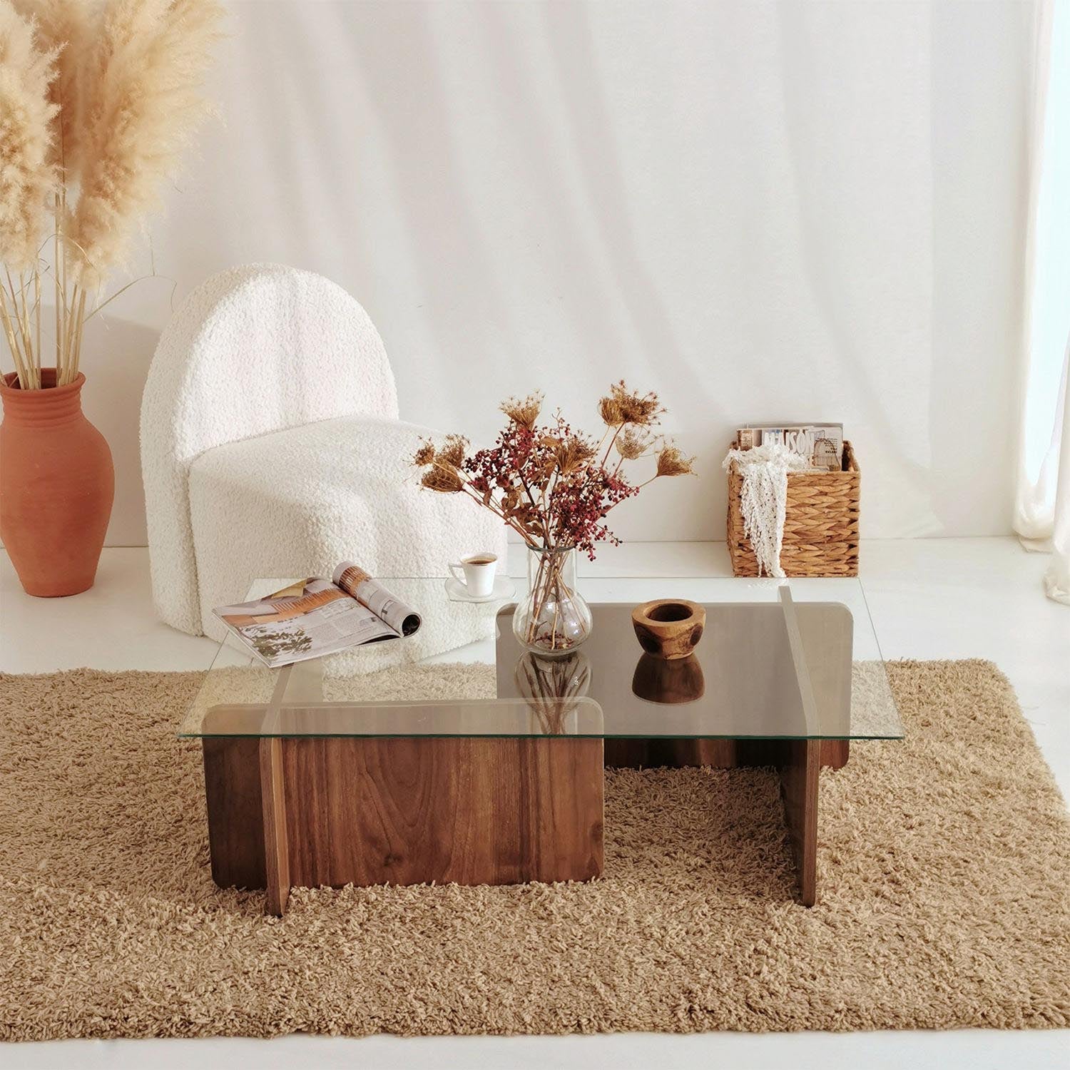 Vielseitiger Escape Sofatisch in edlem Walnuss-Finish von Hanah Home: Perfekte Kombination aus Funktionalität und zeitloser Eleganz für Ihr Zuhause.