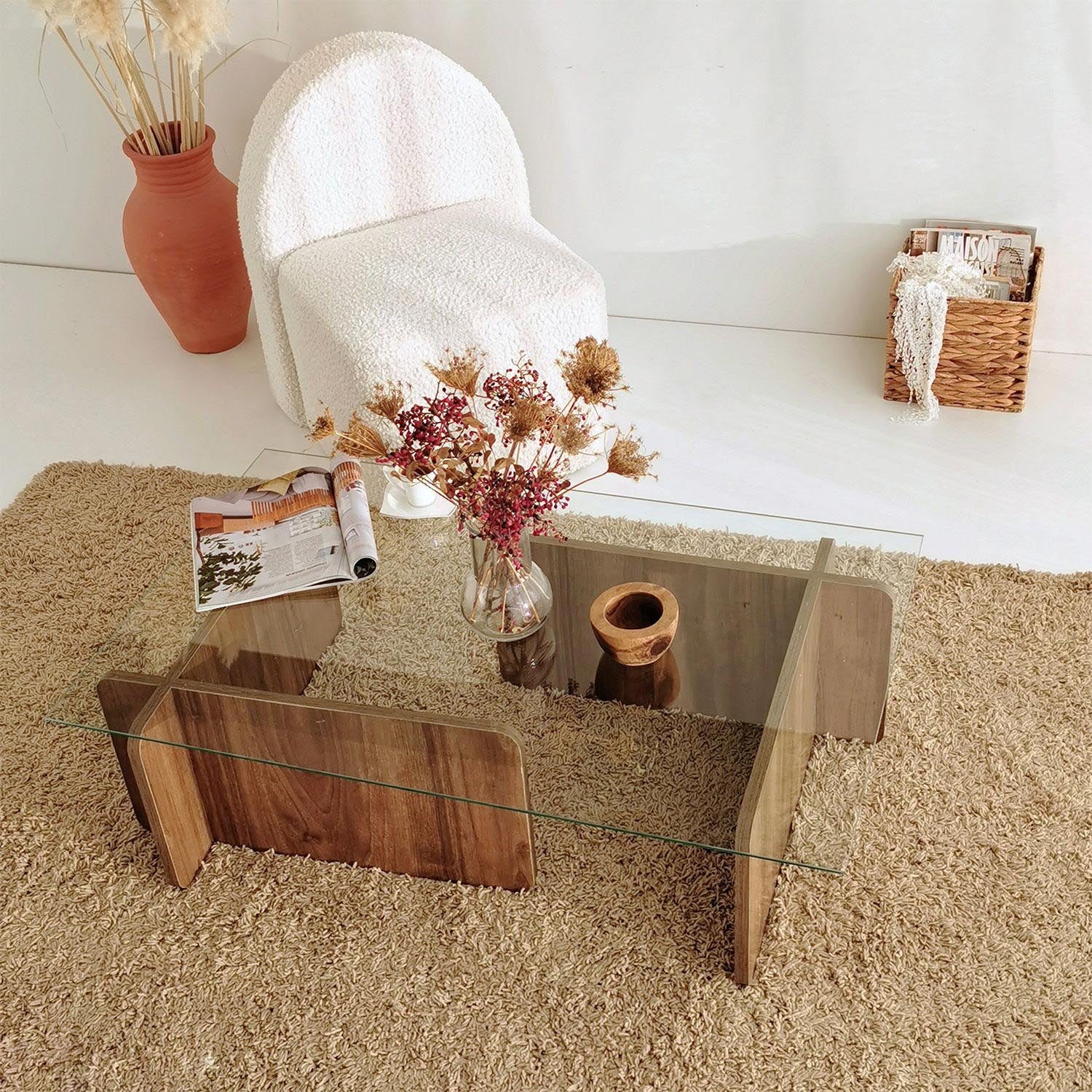 Stylischer Escape Sofatisch von Hanah Home in edlem Walnuss-Finish: Robuste Glasplatte und melaminharzbeschichtete Spanplatten vereinen Eleganz und Funktionalität.