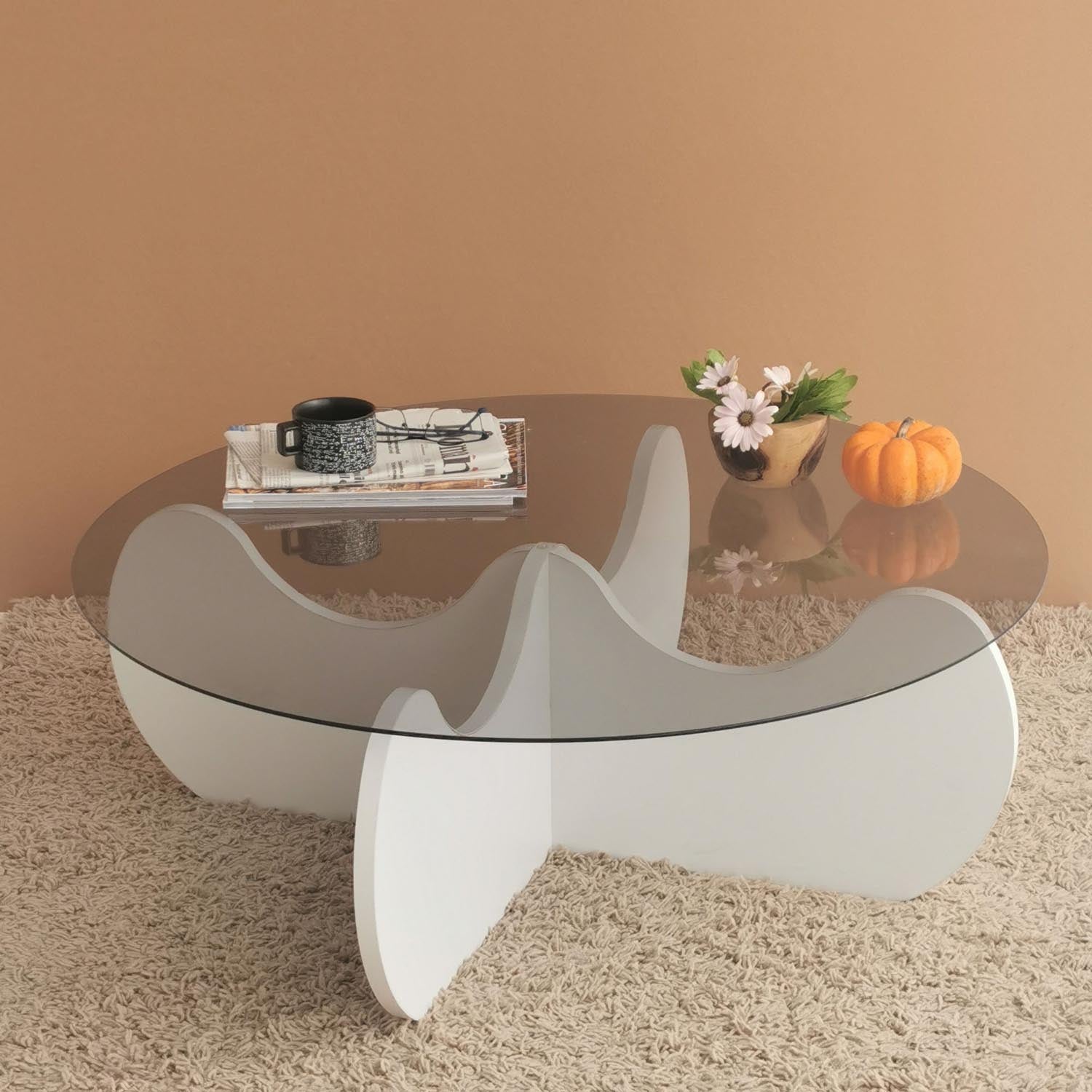 Verleihen Sie Ihrem Wohnzimmer mit dem Himalayas Sofatisch in Weiß von Hanah Home einen Hauch von Eleganz. Hochwertiges Glas und modernes Design vereinen Stil und Funktion.