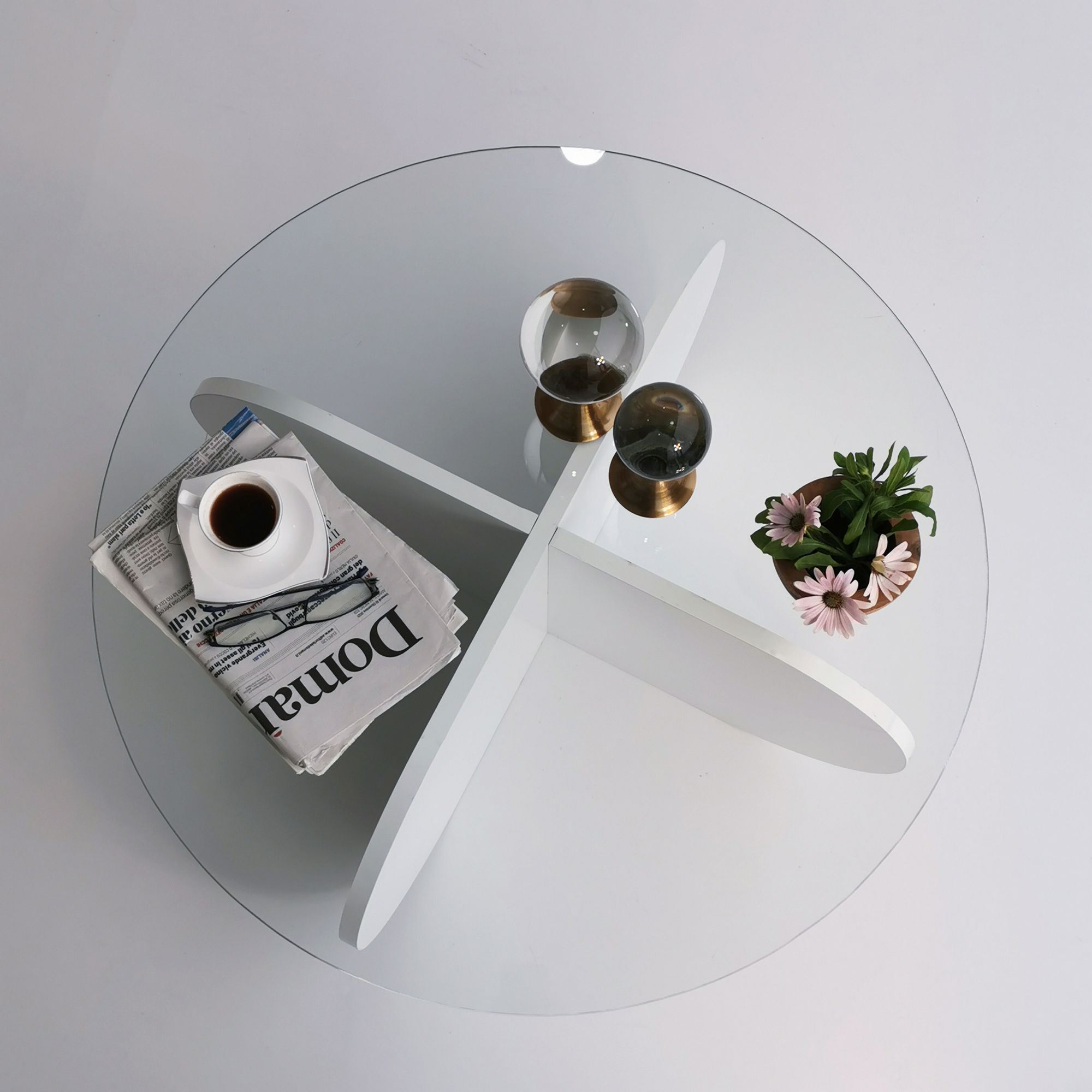 Moderner Bubble Sofatisch in strahlendem Weiß von Hanah Home – ideal für stilvolle Wohnzimmer und entspannte Zusammenkünfte.
