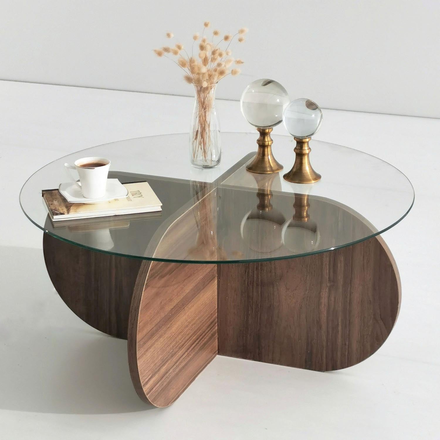 Erleben Sie den Bubble Sofatisch von Hanah Home in Walnuss – ein elegantes Design, das Stil und Gemütlichkeit in Ihr Zuhause bringt.