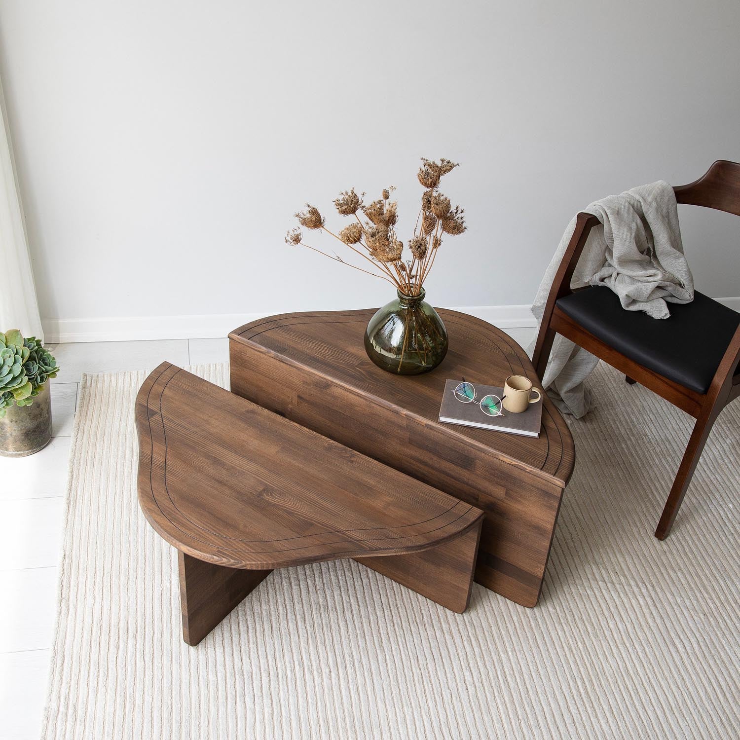 Entdecken Sie den Altopiano Sofatisch in luxuriöser Walnussfarbe von Hanah Home – ein elegantes, funktionales Möbelstück aus 100% massivem Kiefernholz.