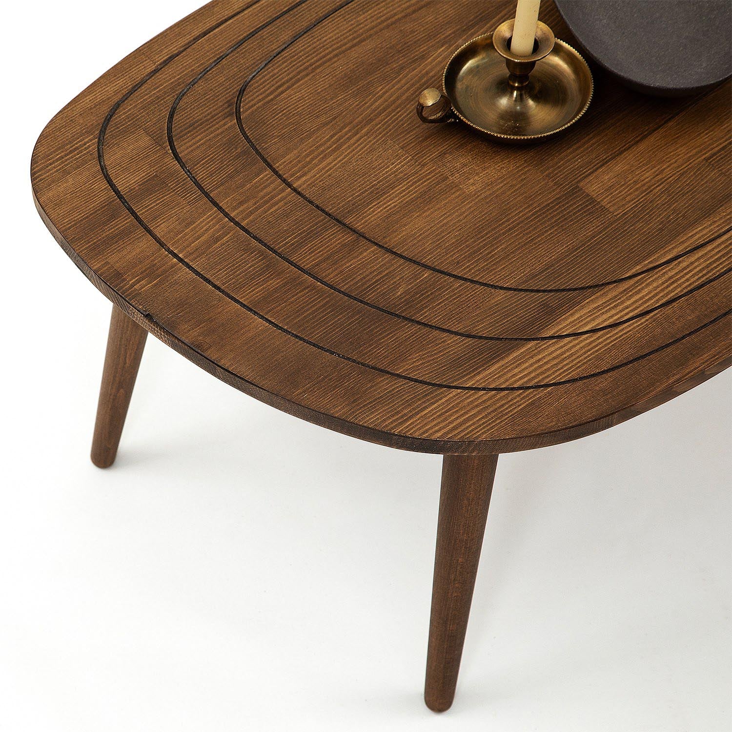 Eleganter Sweet Sofatisch in Walnuss von Hanah Home, ideal für stilvolle Wohnräume und gemütliche Abende.