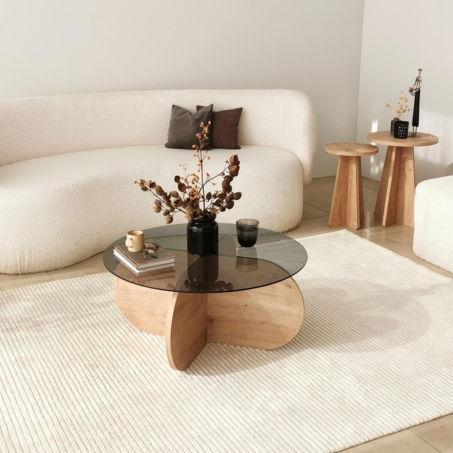 Erleben Sie den Bubble Sofatisch in Eiche Rauch von Hanah Home – ein stilvolles Möbelstück, das Eleganz und Funktionalität in Ihr Zuhause bringt!