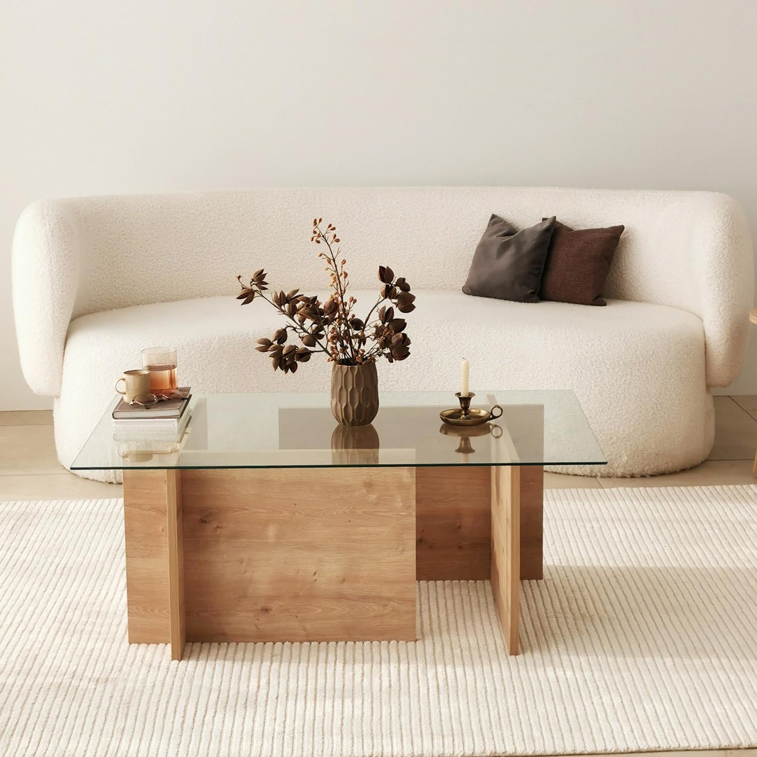 Entdecken Sie den eleganten Escape Sofatisch in Saphir-Eiche von Hanah Home. Hochwertige Materialien und zeitloses Design für Ihr Zuhause.