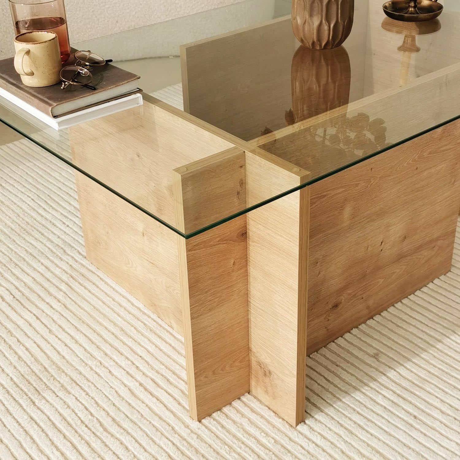 Erleben Sie den Escape Sofatisch von Hanah Home: Massivholz und gehärtetes Glas vereinen sich in zeitloser Eleganz für Ihr Wohnzimmer.