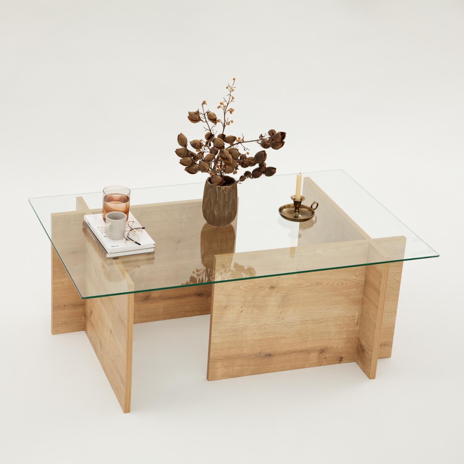 Entdecken Sie den Escape Sofatisch von Hanah Home: Massivholz trifft auf gehärtetes Glas in Saphir-Eiche für stilvolle Akzente und langlebige Qualität.