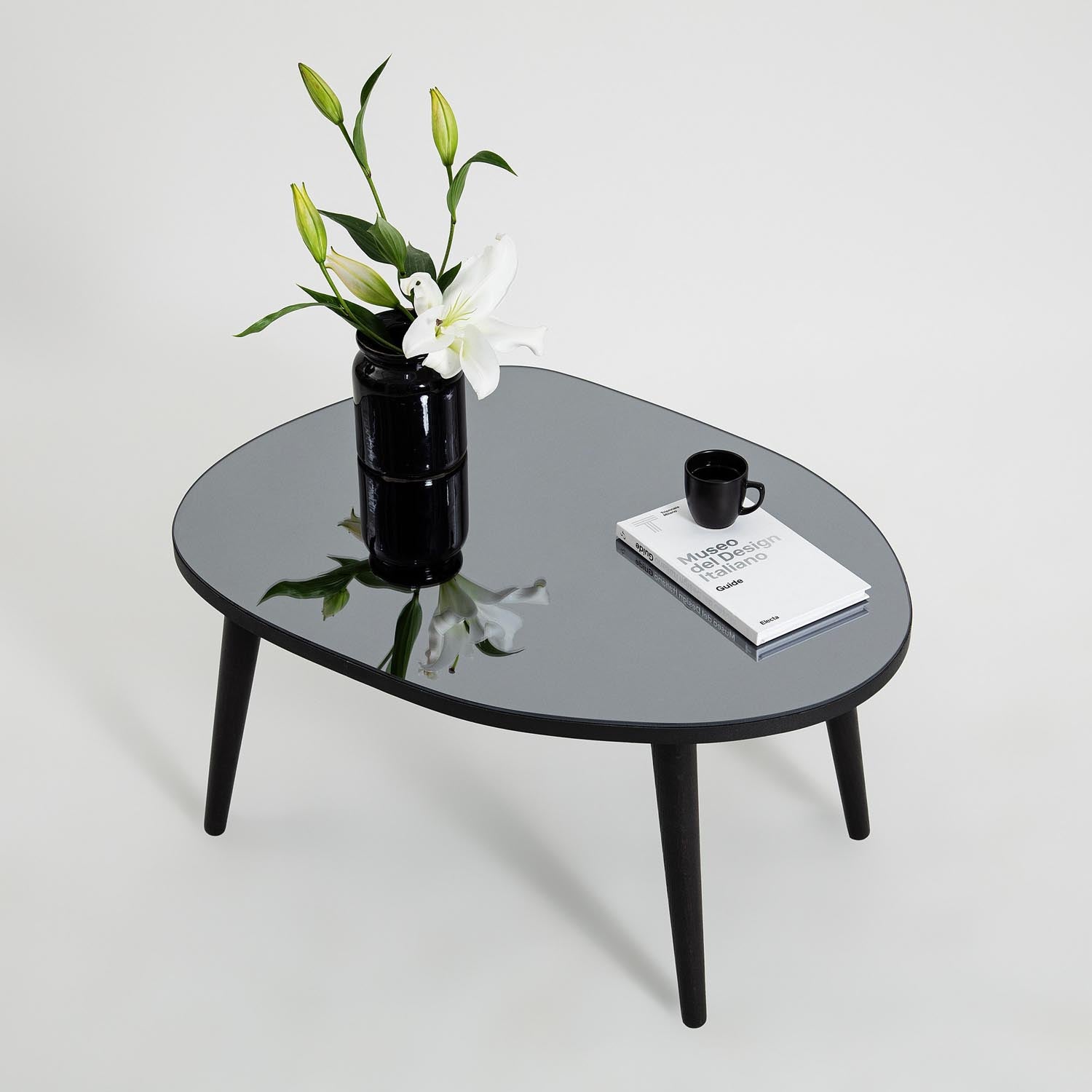 Entdecken Sie den Gusto Sofatisch in Schwarz und Rauch von Hanah Home – ein elegantes Möbelstück, das Stil und Funktionalität vereint.