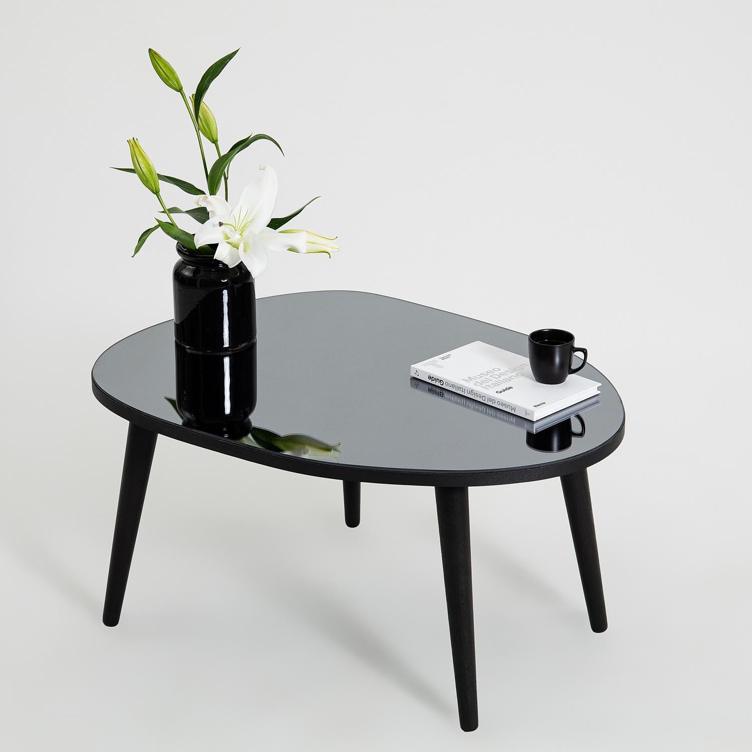 Erleben Sie den Gusto Sofatisch in Schwarz und Rauch von Hanah Home – ein stilvoller Couchtisch, der Eleganz und Langlebigkeit in Ihr Zuhause bringt.