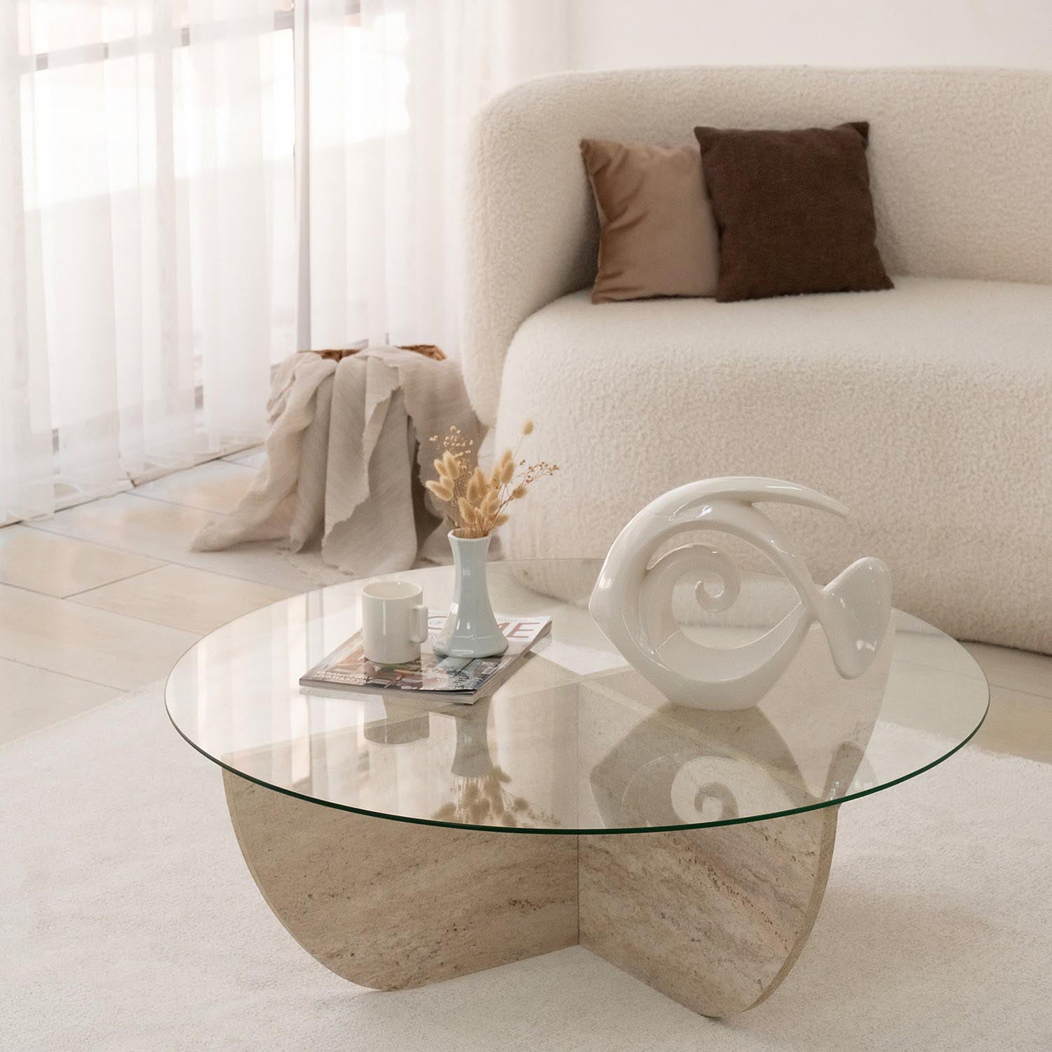 Eleganter Couchtisch "Lily" von Hanah Home, der modernes Design mit einer harmonischen Kombination aus Glas und Travertin vereint.