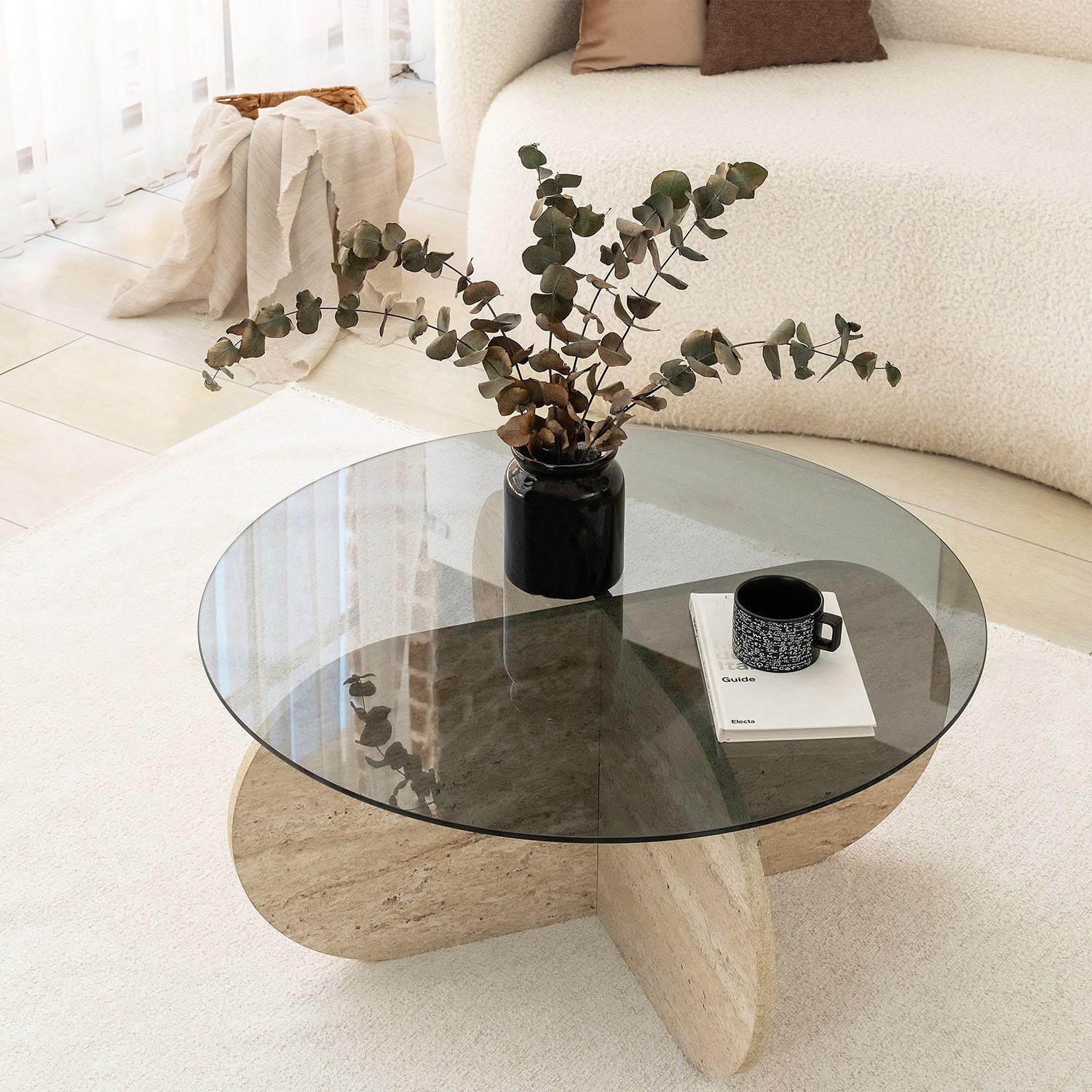 Gestalten Sie Ihr Zuhause mit dem Bubble Sofatisch von Hanah Home in Travertin Fume. Ein elegantes Design, das Stil und Raffinesse vereint.