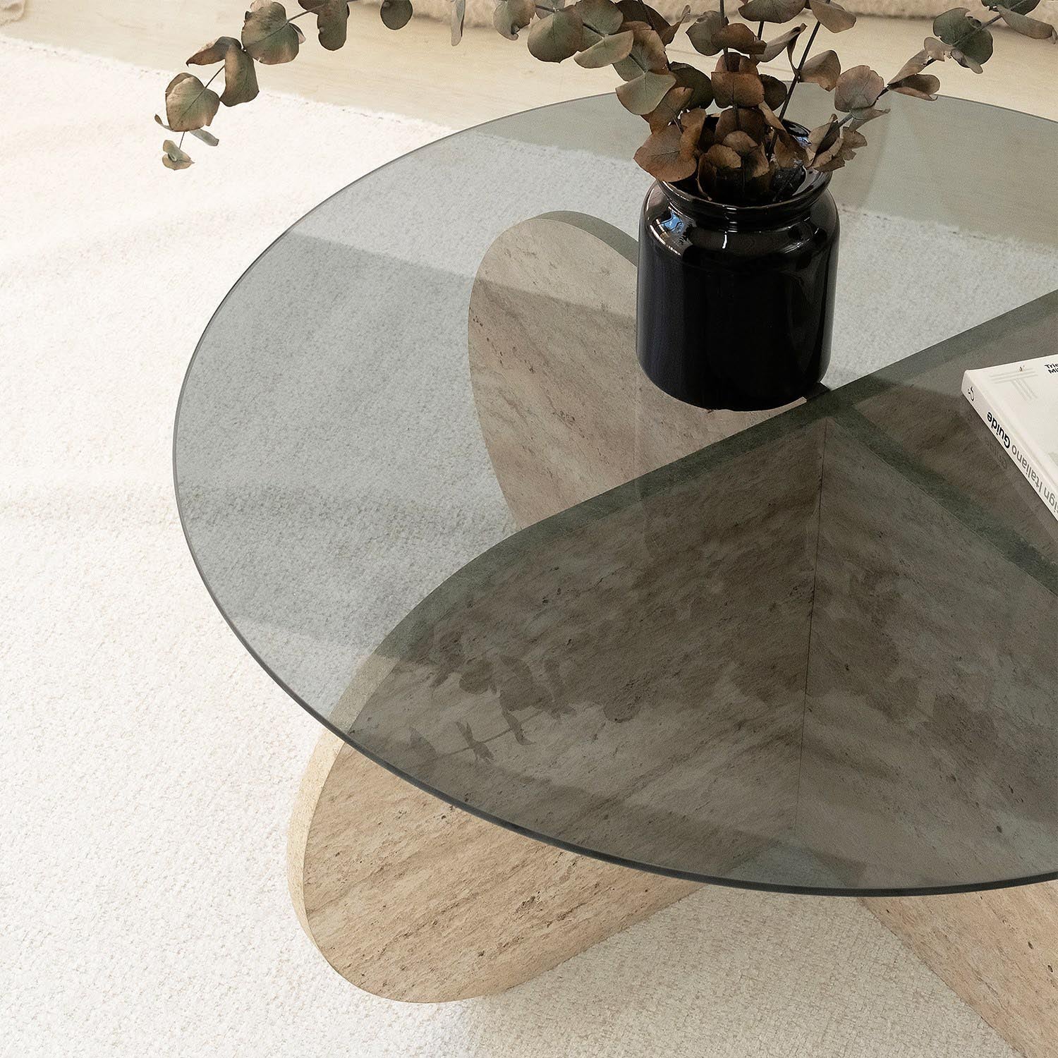 Verleihen Sie Ihrem Wohnraum mit dem Bubble Sofatisch von Hanah Home in Travertin Fume einen Hauch von Luxus und zeitloser Eleganz.